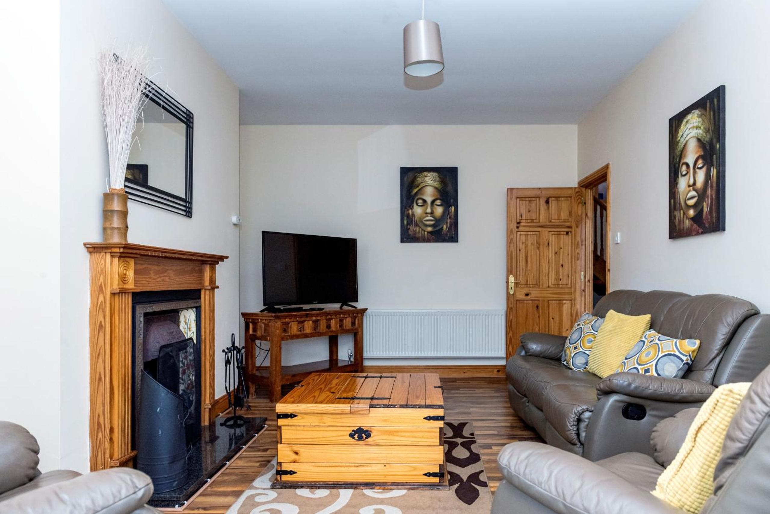 Four-Bedroom House Detached photo 1