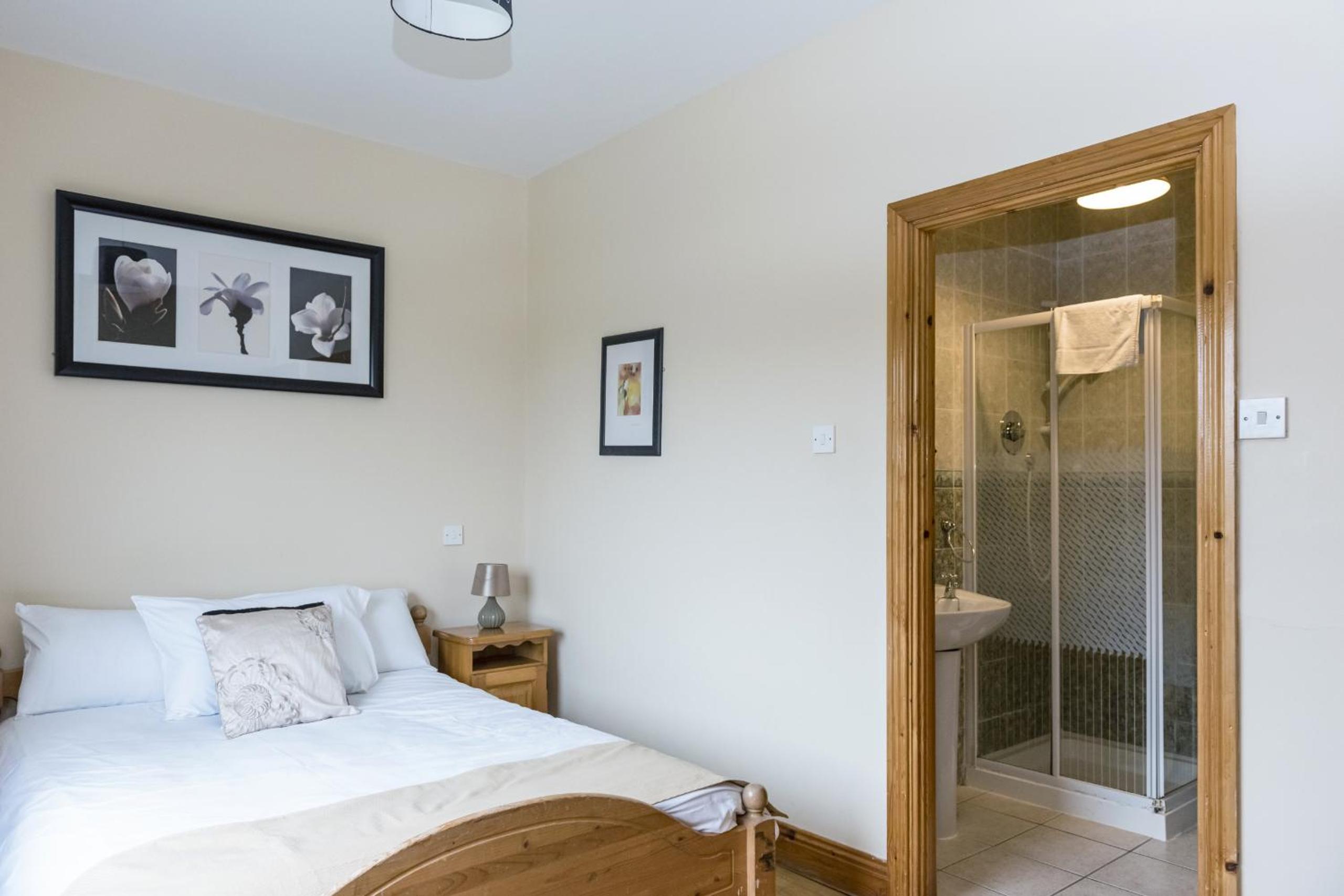 Four-Bedroom House Detached photo 2