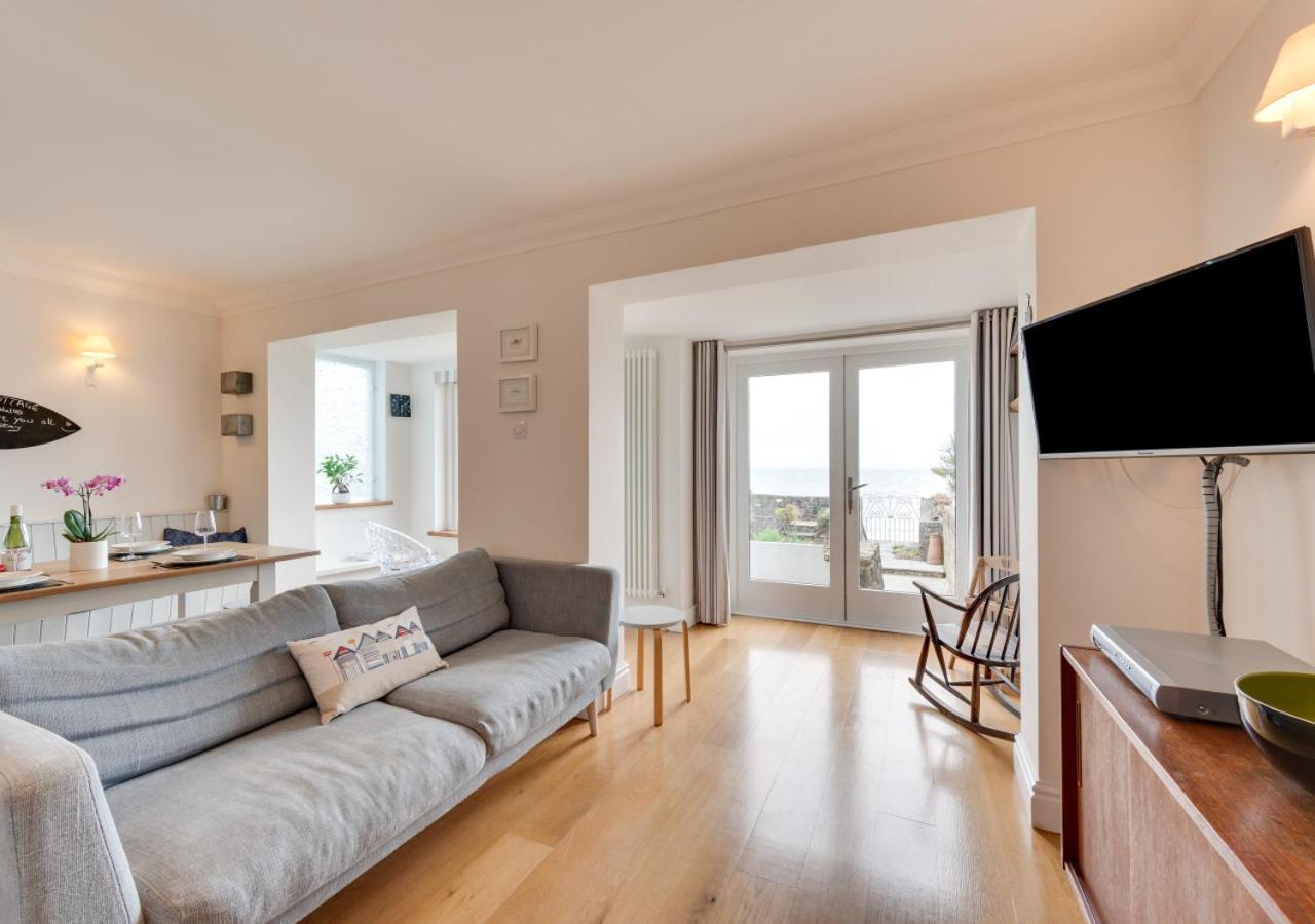 Five-Bedroom House photo 1