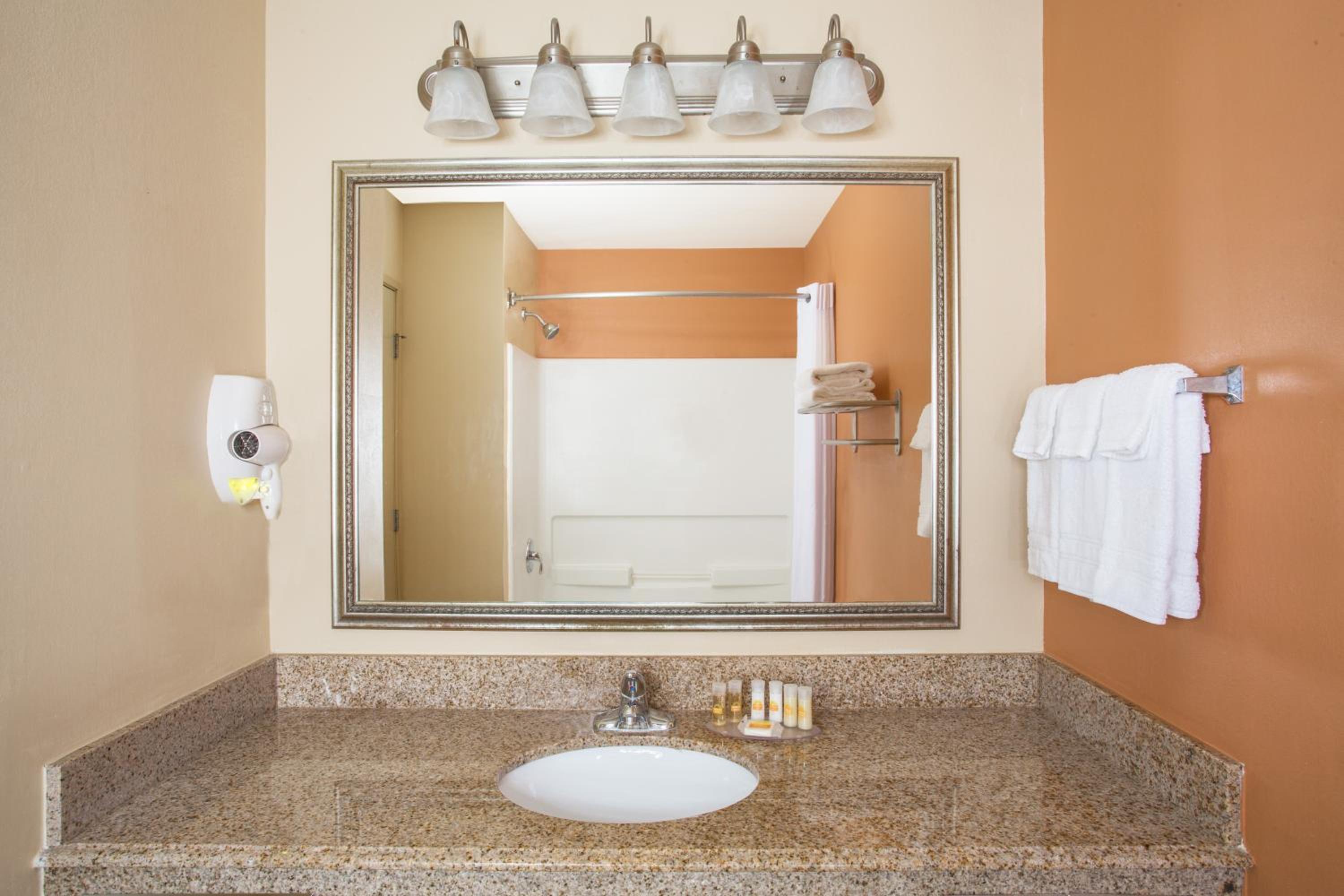 King Room - Non-Smoking - Photo 3