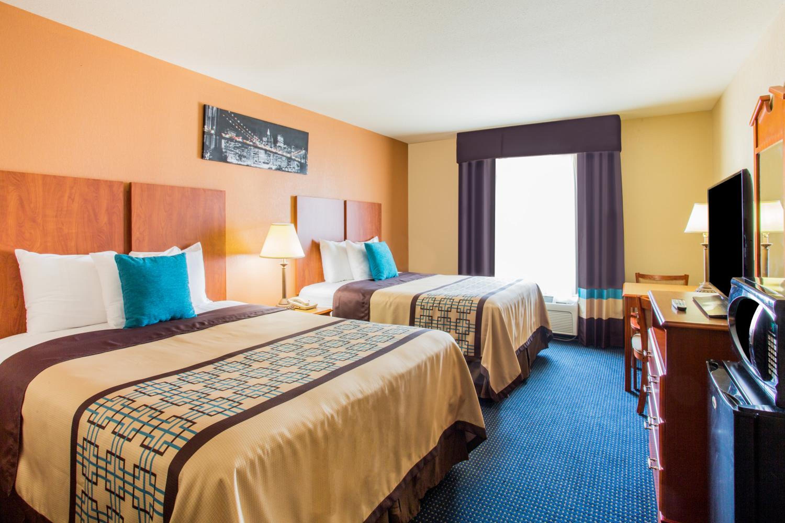 Queen Room with Two Queen Beds - Non-Smoking - Photo 4