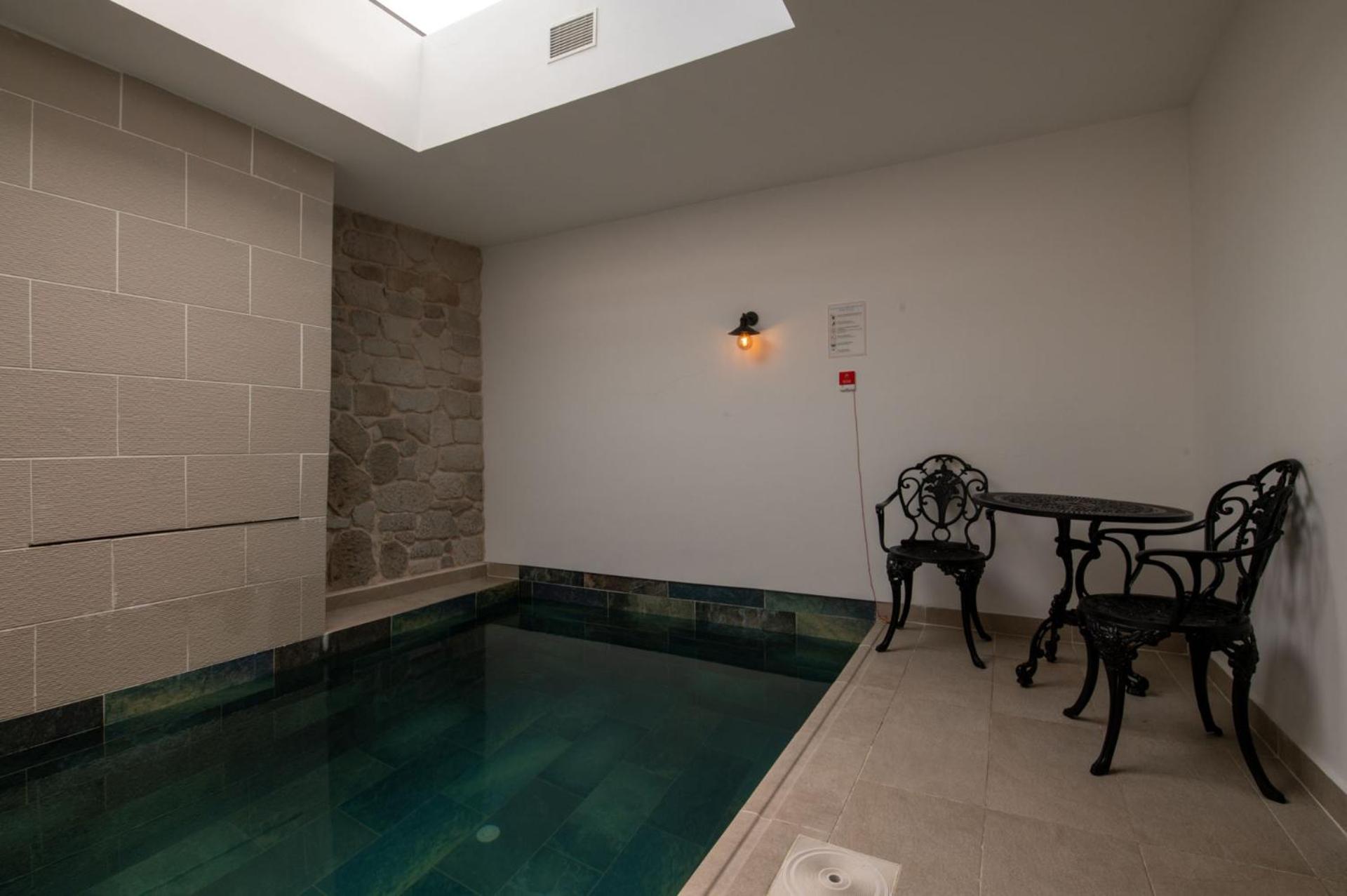 Executive Suite with Relaxing Pool - Photo 6
