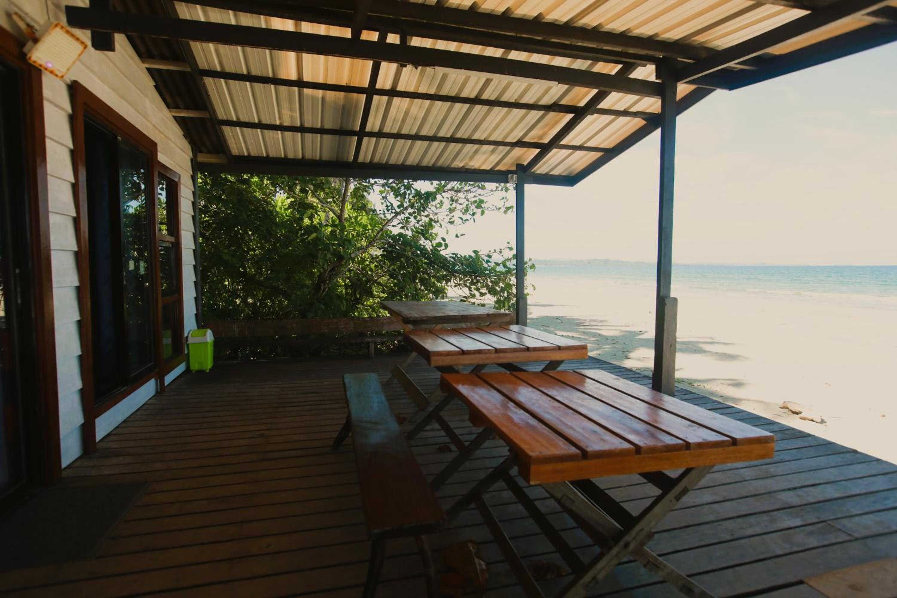 Family Room with Side Sea View - Photo 3