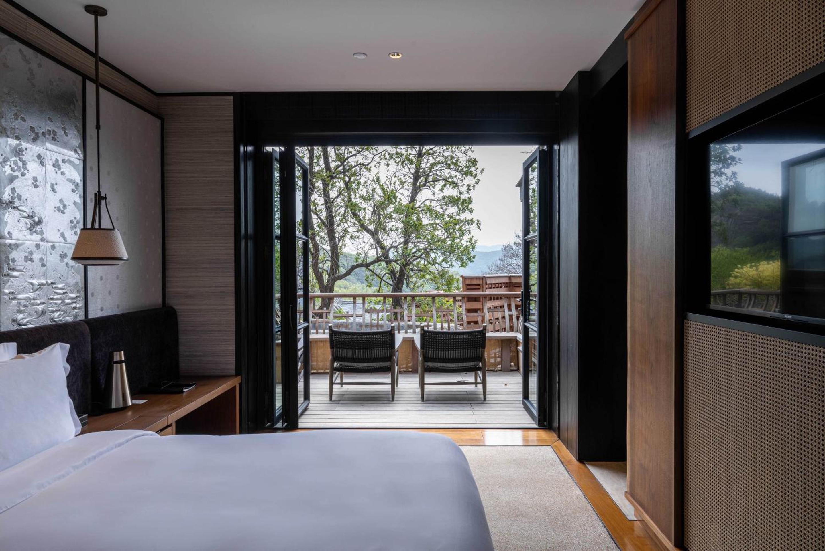 Nuan Cui-Mountain View Delicate King B Type