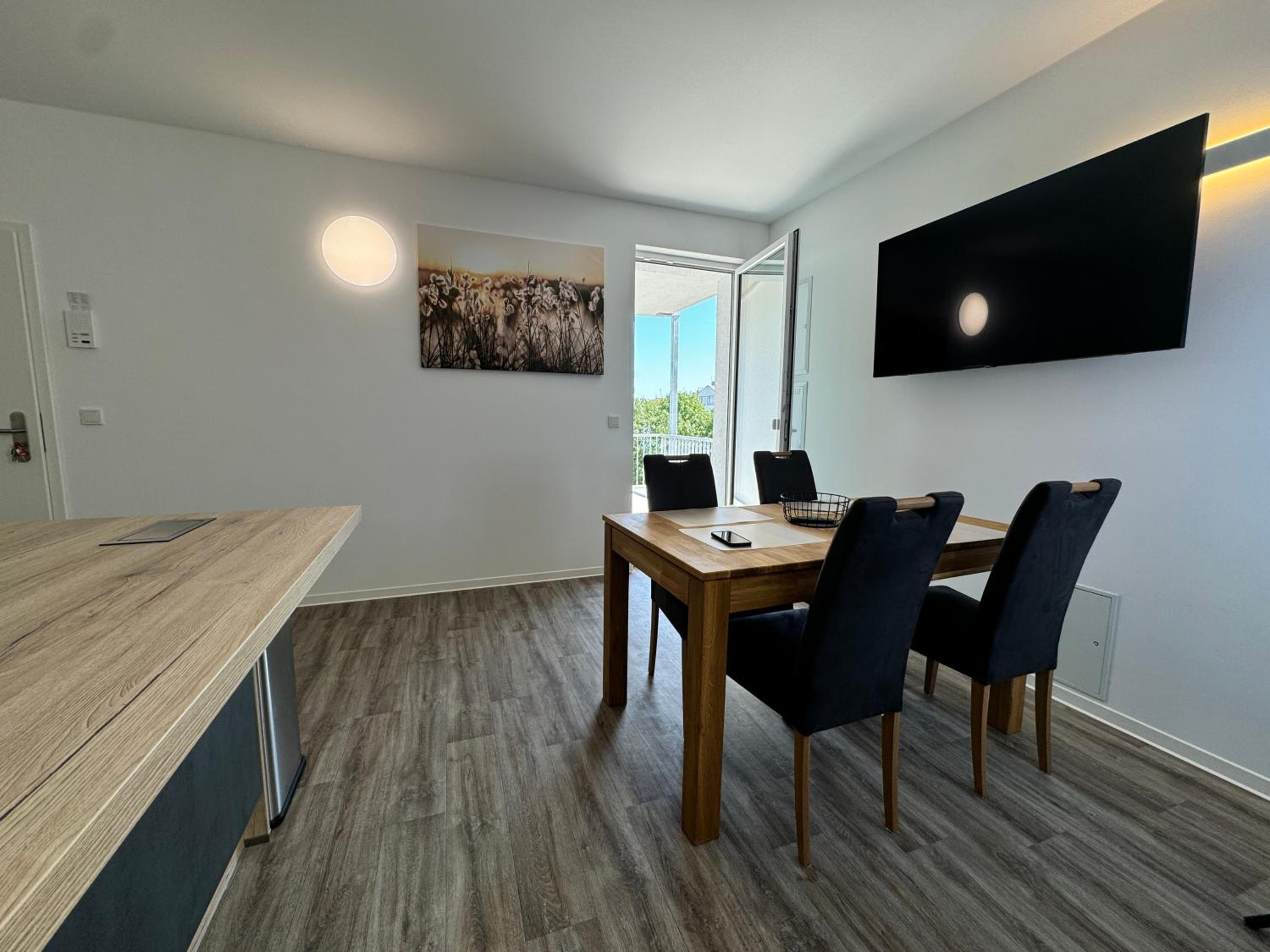 Four-Bedroom Apartment with Balcony photo 1
