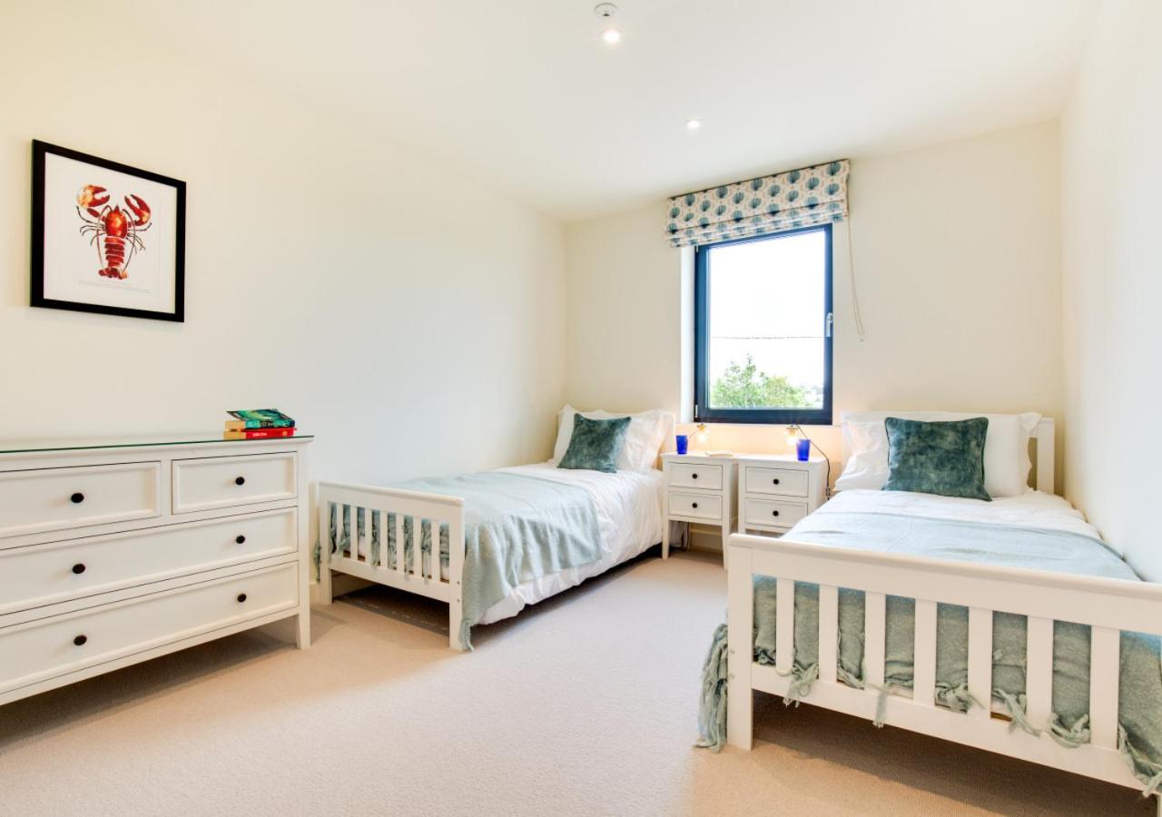 Six-Bedroom House photo 1