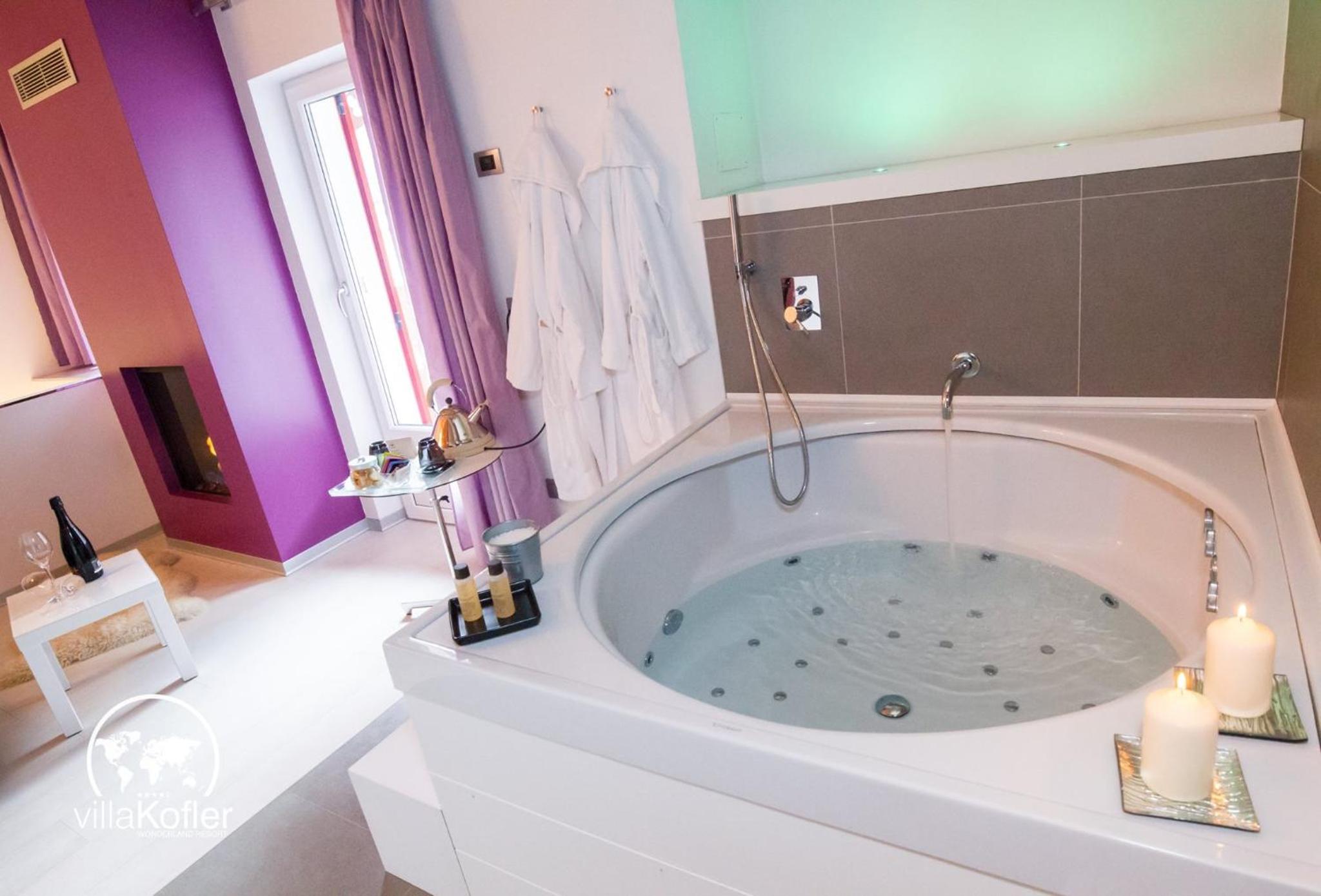 Duplex Suite with Private Sauna, Jacuzzi and Fireplace photo 2
