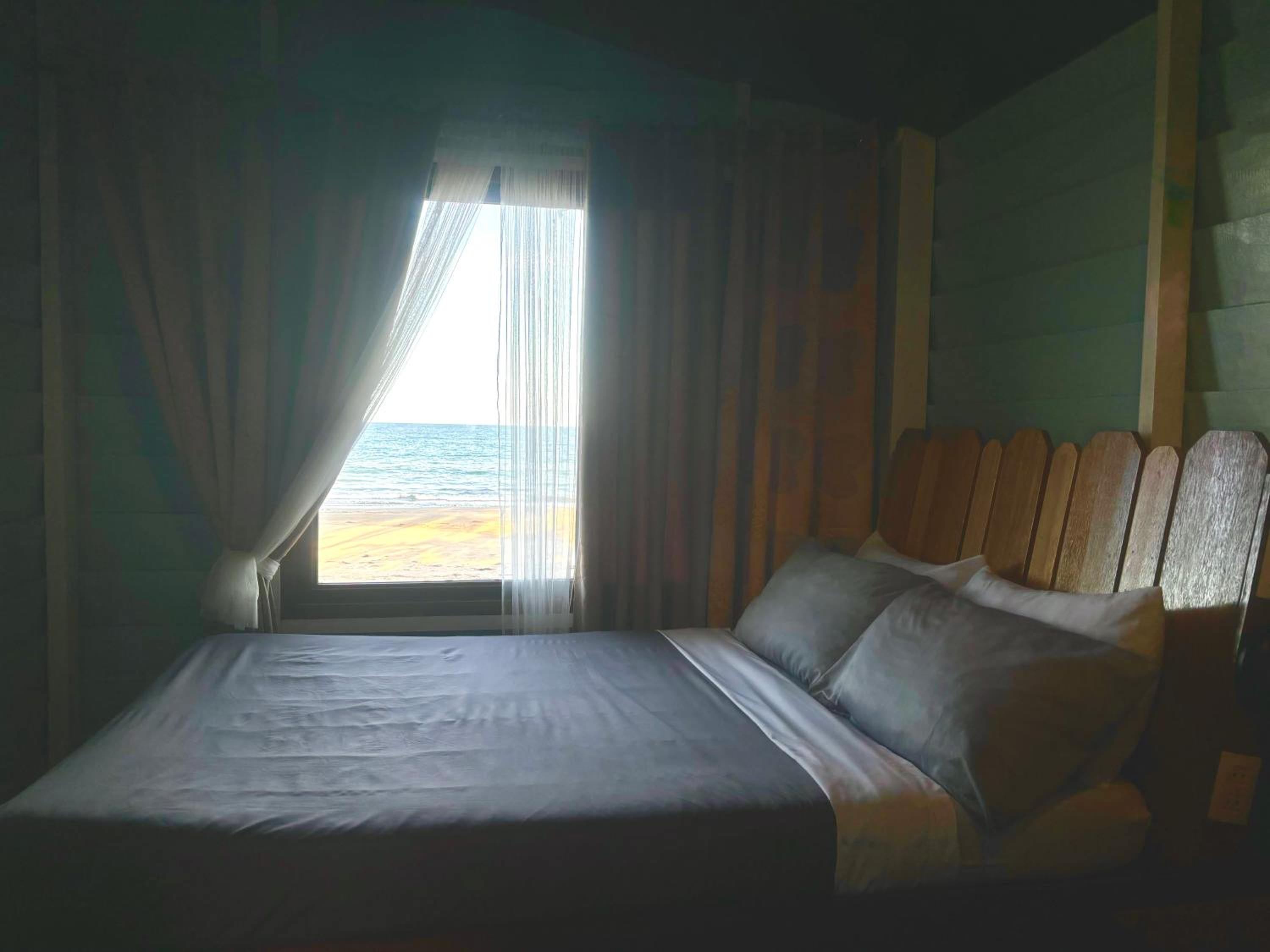 Queen Room with Sea View - Photo 3