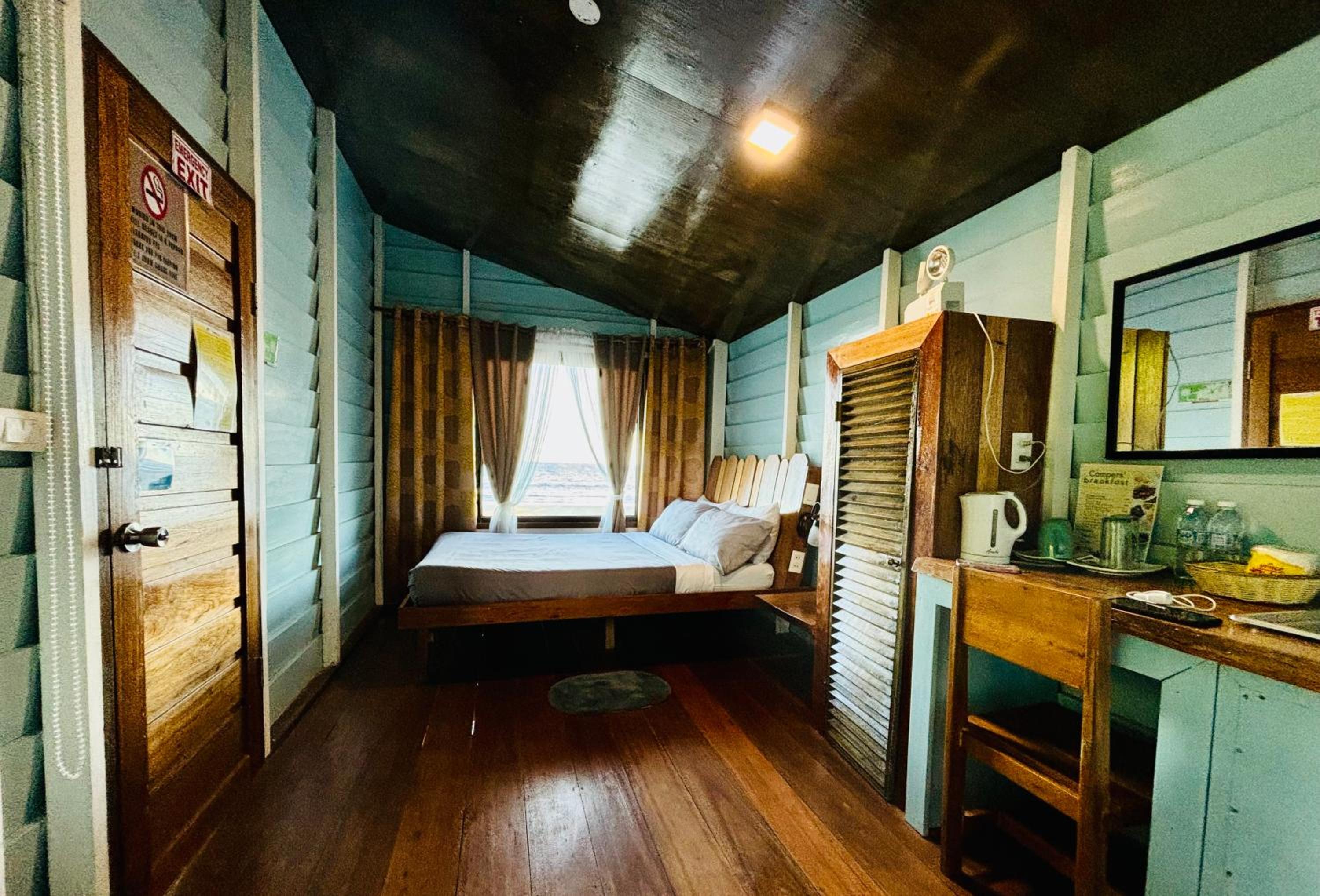 Queen Room with Sea View - Photo 4