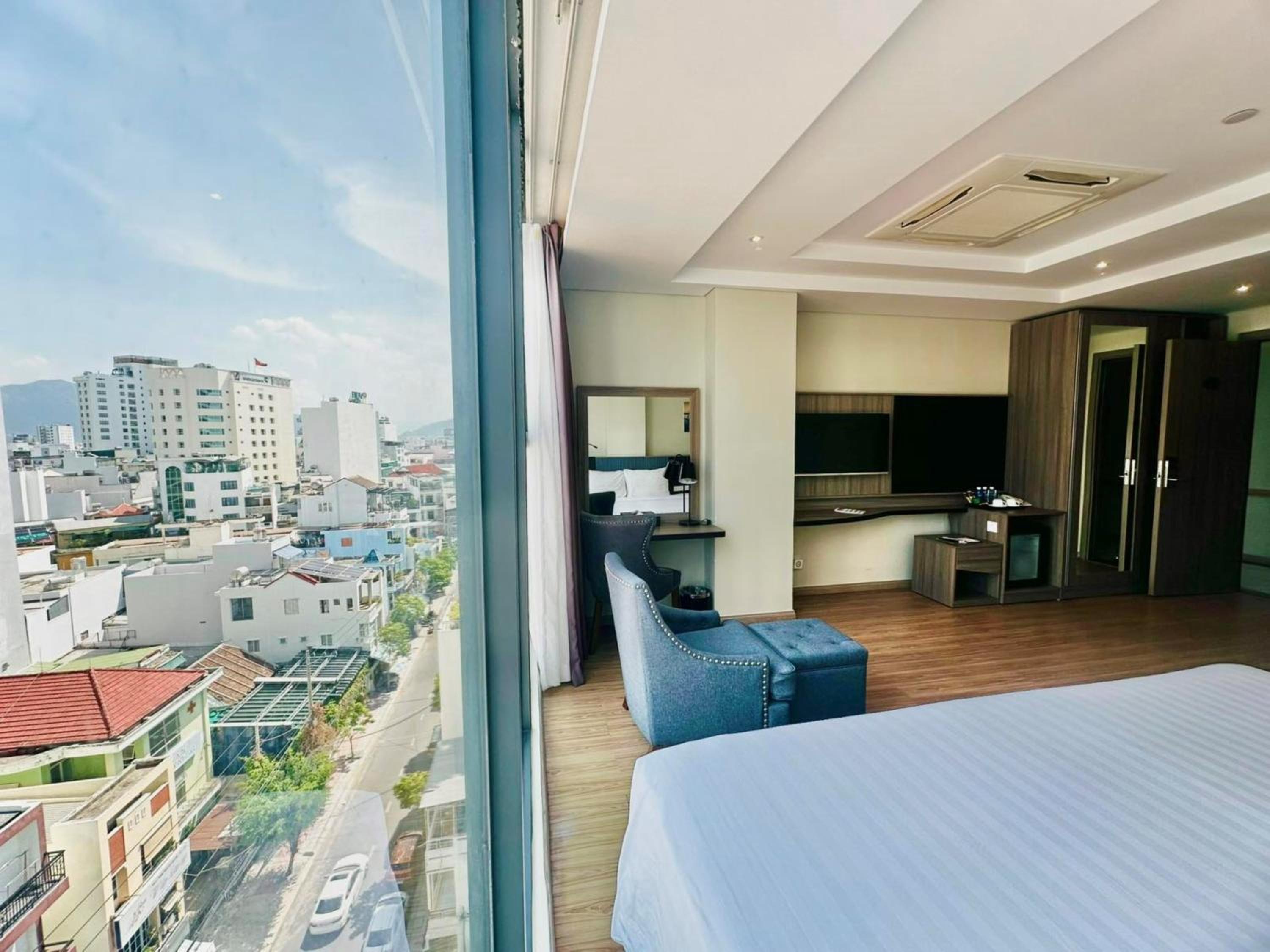 Family Suite with City View - Photo 9