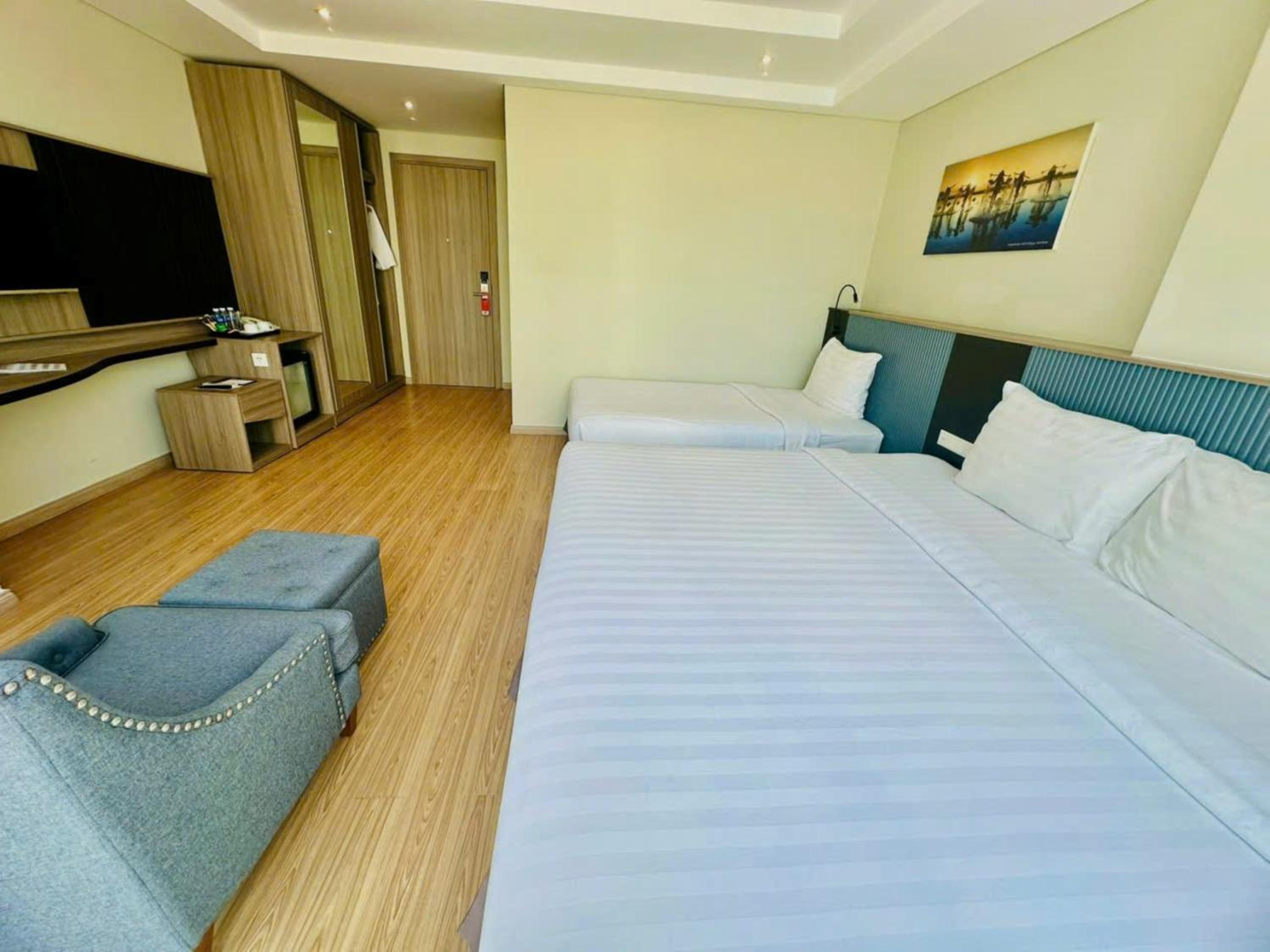 Family Suite with City View - Photo 3