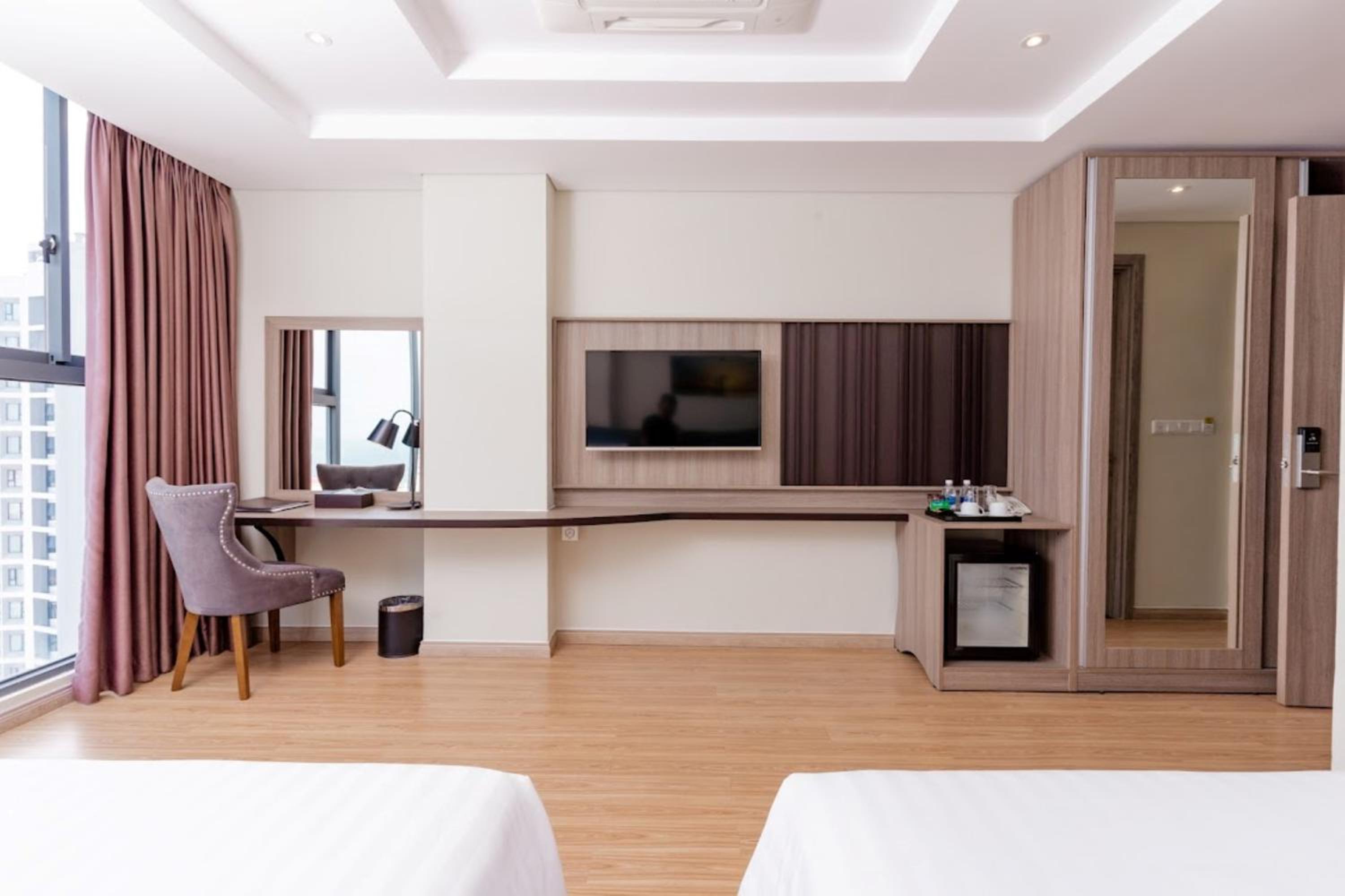 Deluxe Room with City View - Photo 5