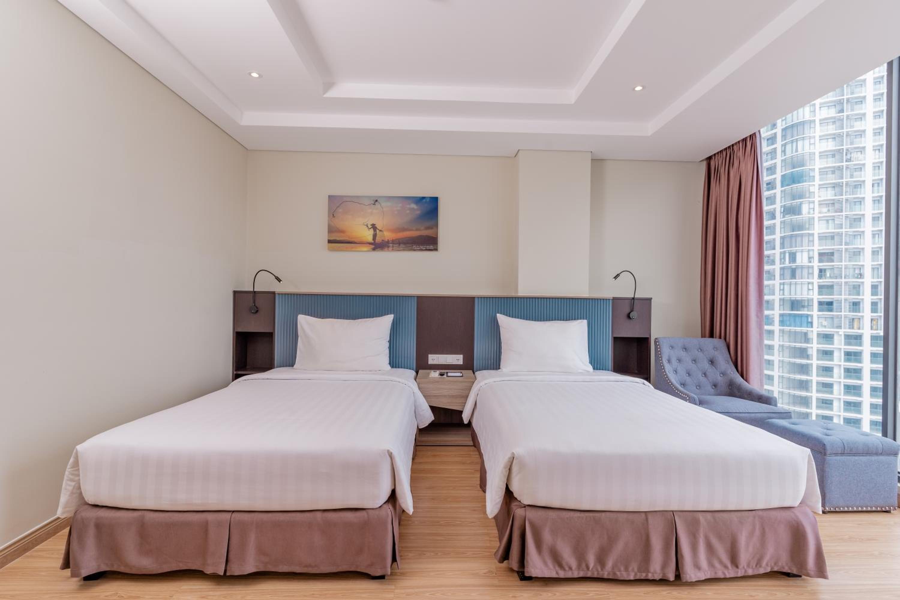 Deluxe Room with City View - Photo 6