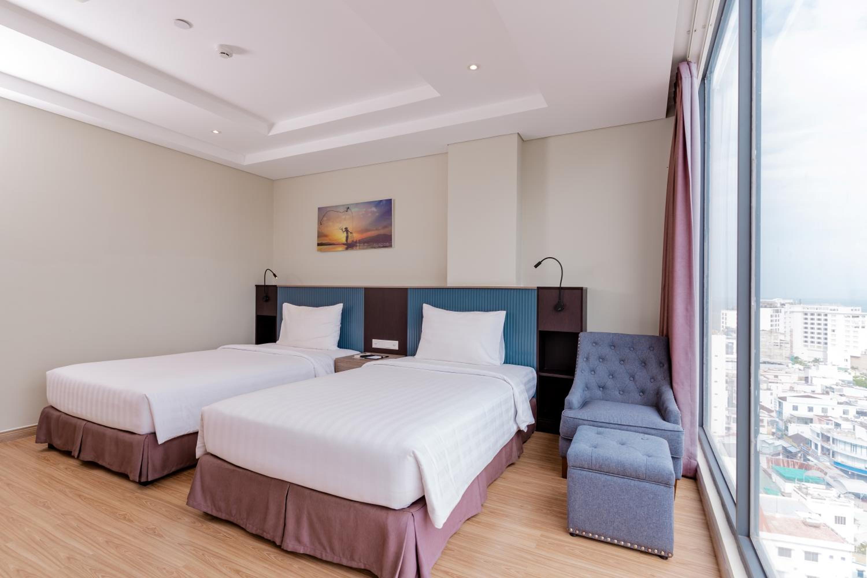 Deluxe Room with City View - Photo 7