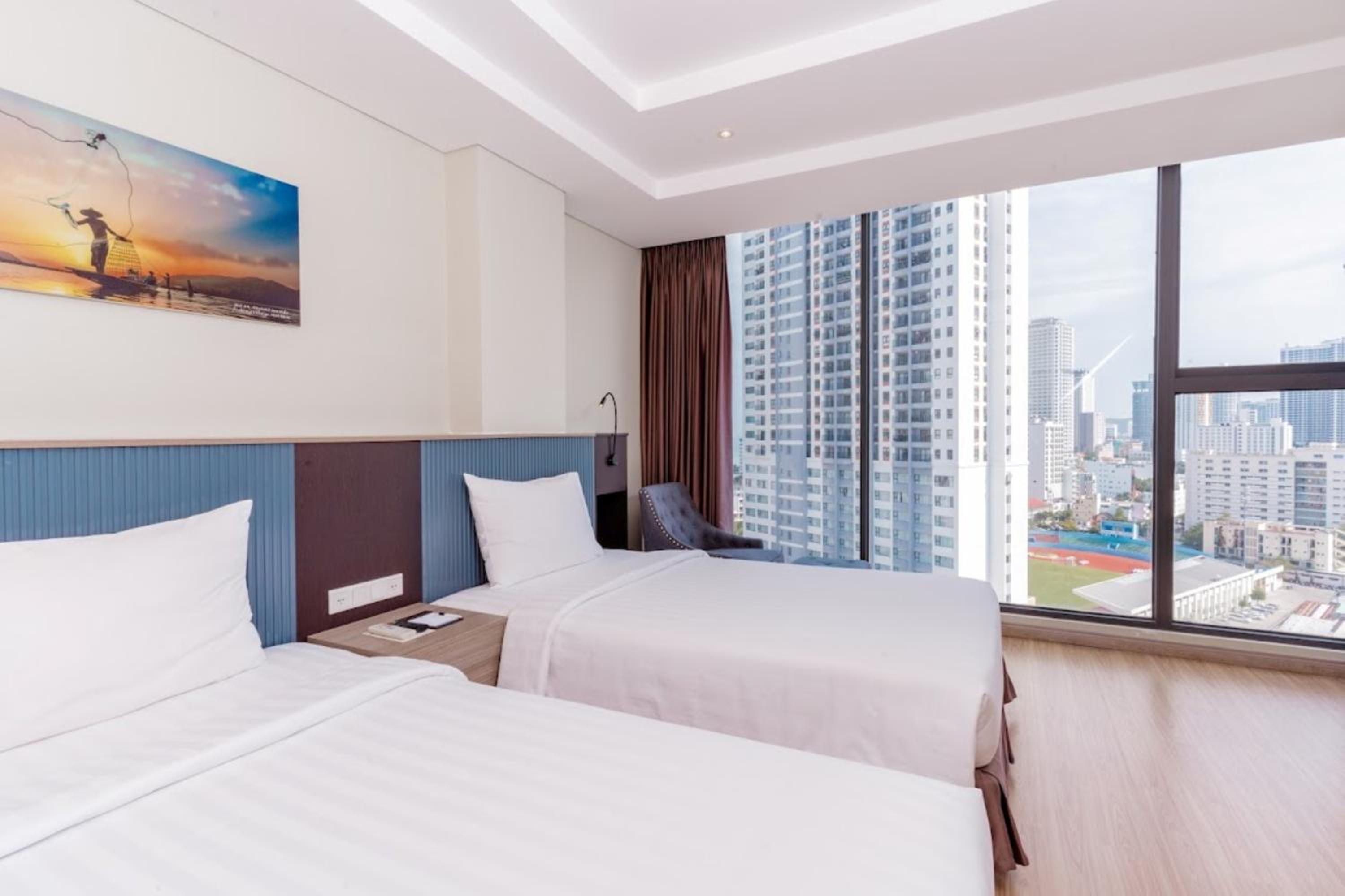 Deluxe Room with City View - Photo 4