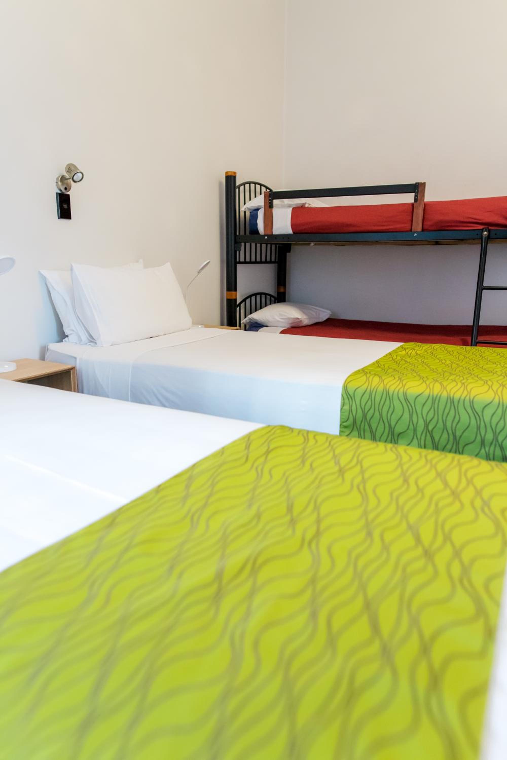 Quadruple Room with Private Bathroom - Photo 3