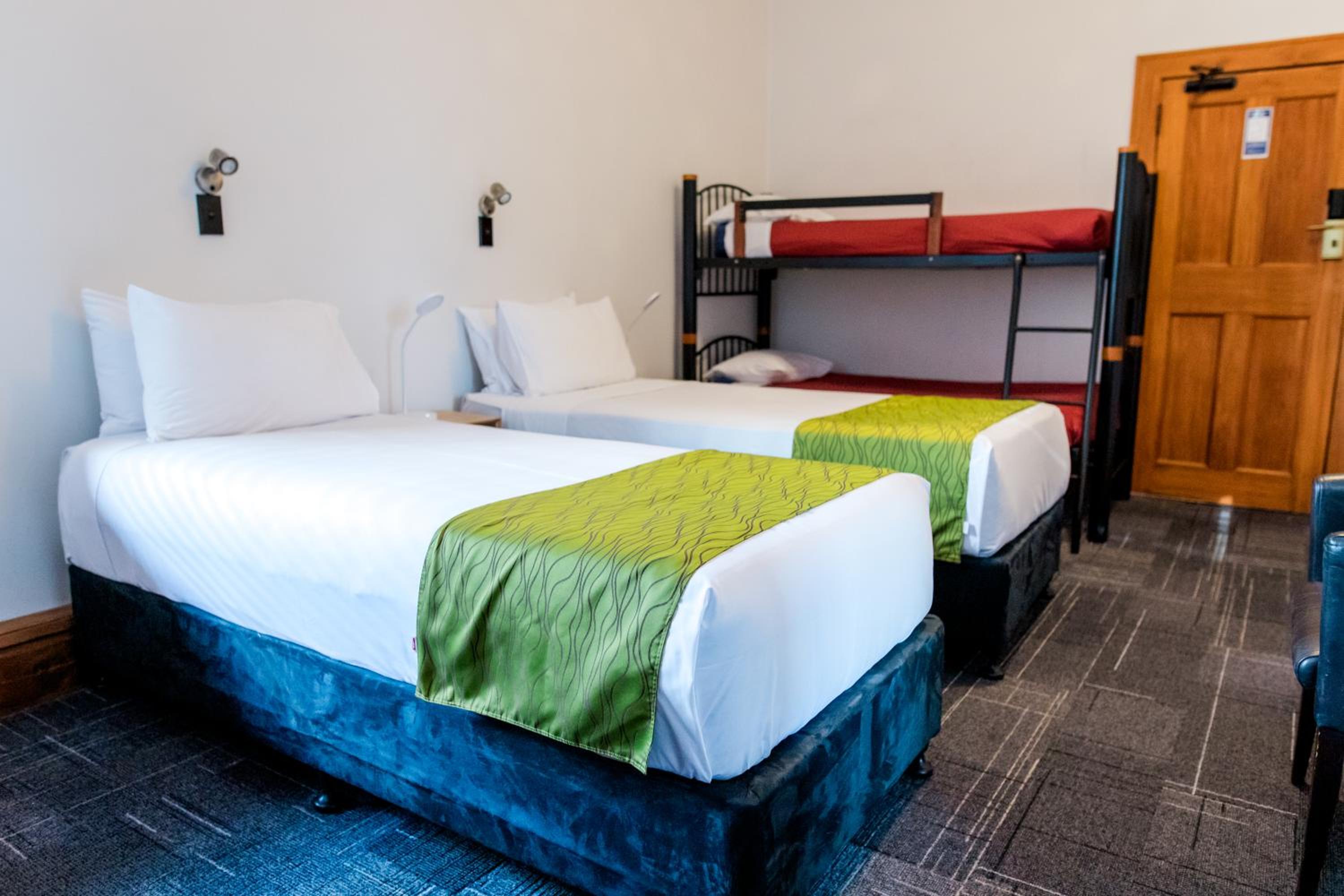 Quadruple Room with Private Bathroom - Photo 4