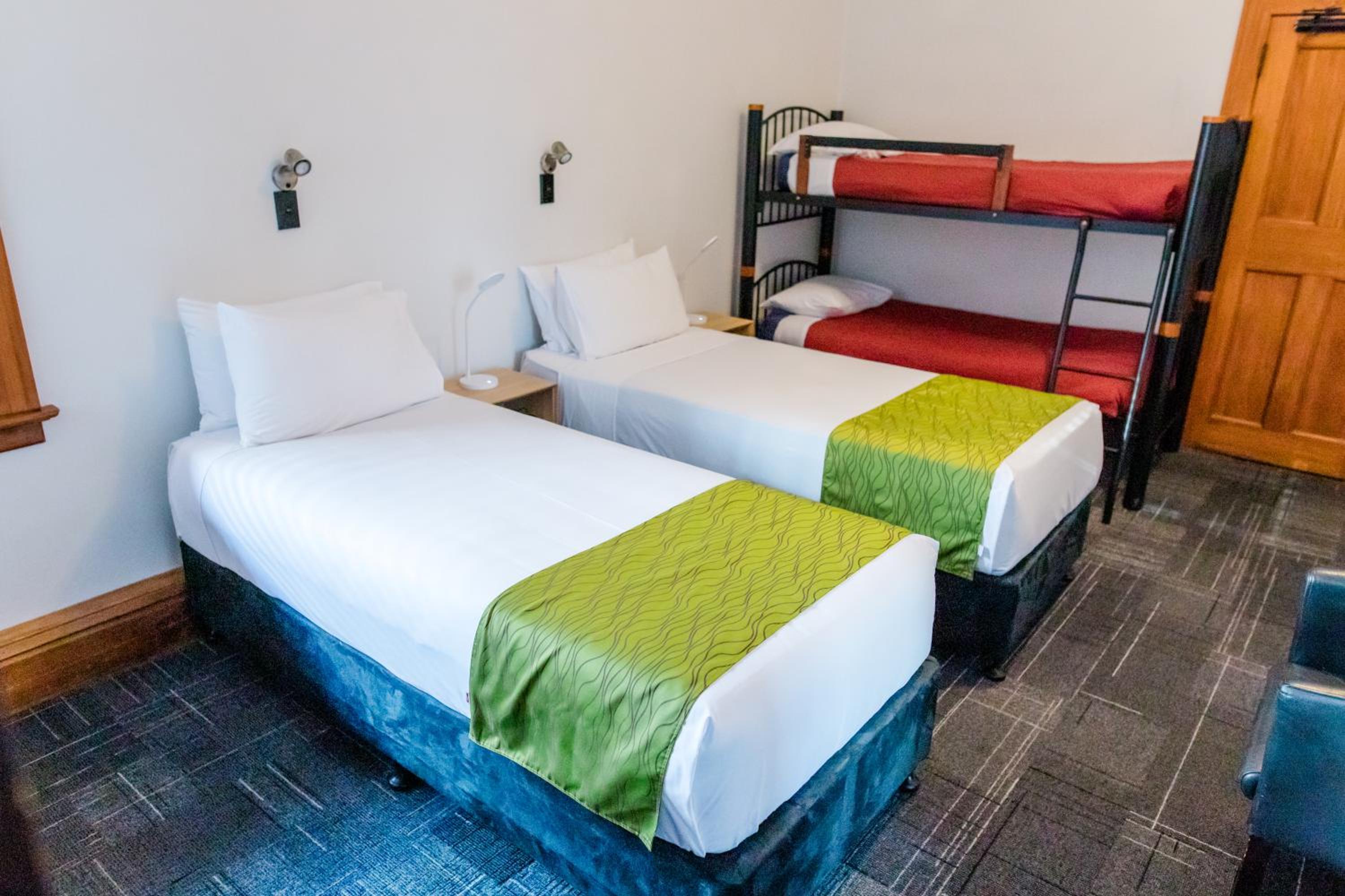 Quadruple Room with Private Bathroom - Photo 8