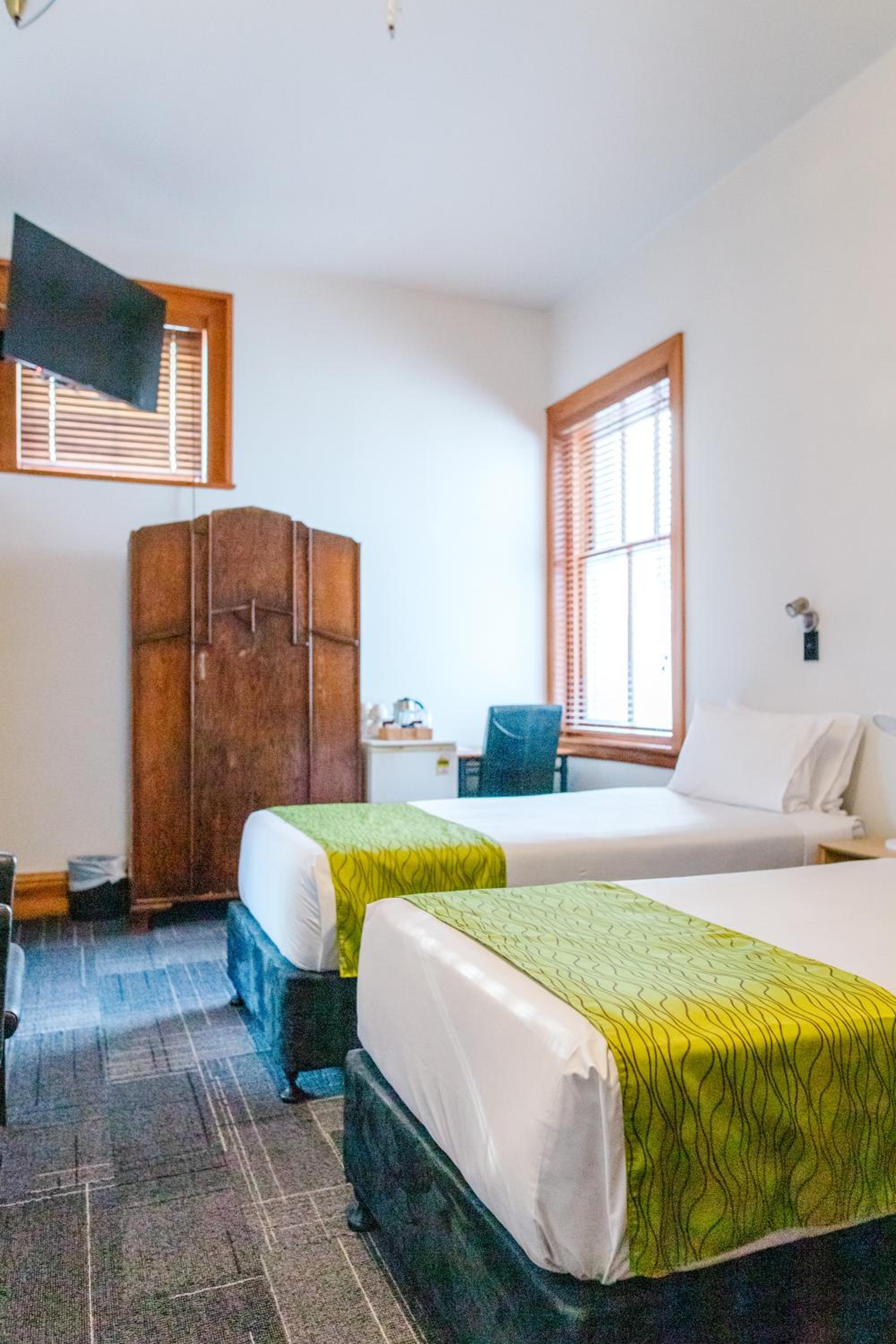 Quadruple Room with Private Bathroom - Photo 7