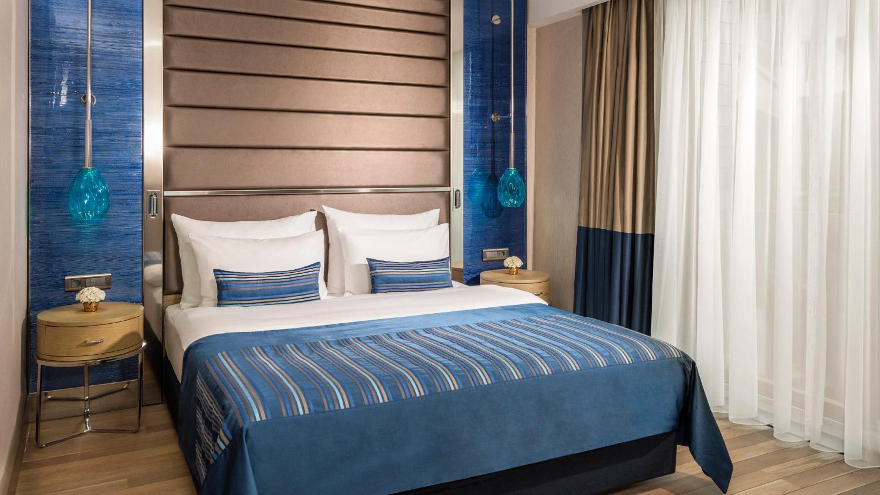 Junior Suite with One King Bed and Two Single Beds thumbnail 6