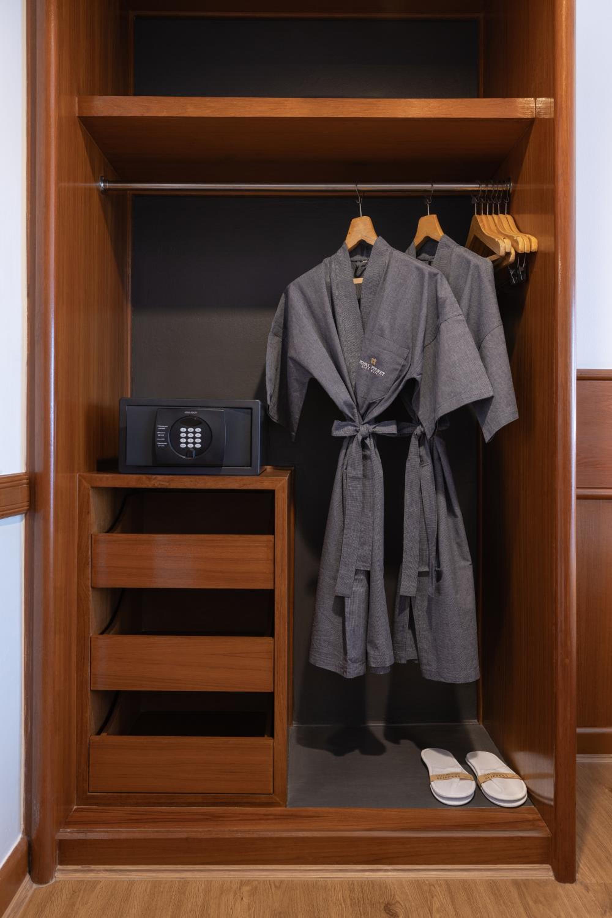 Deluxe Double or Twin Room with City View photo 2