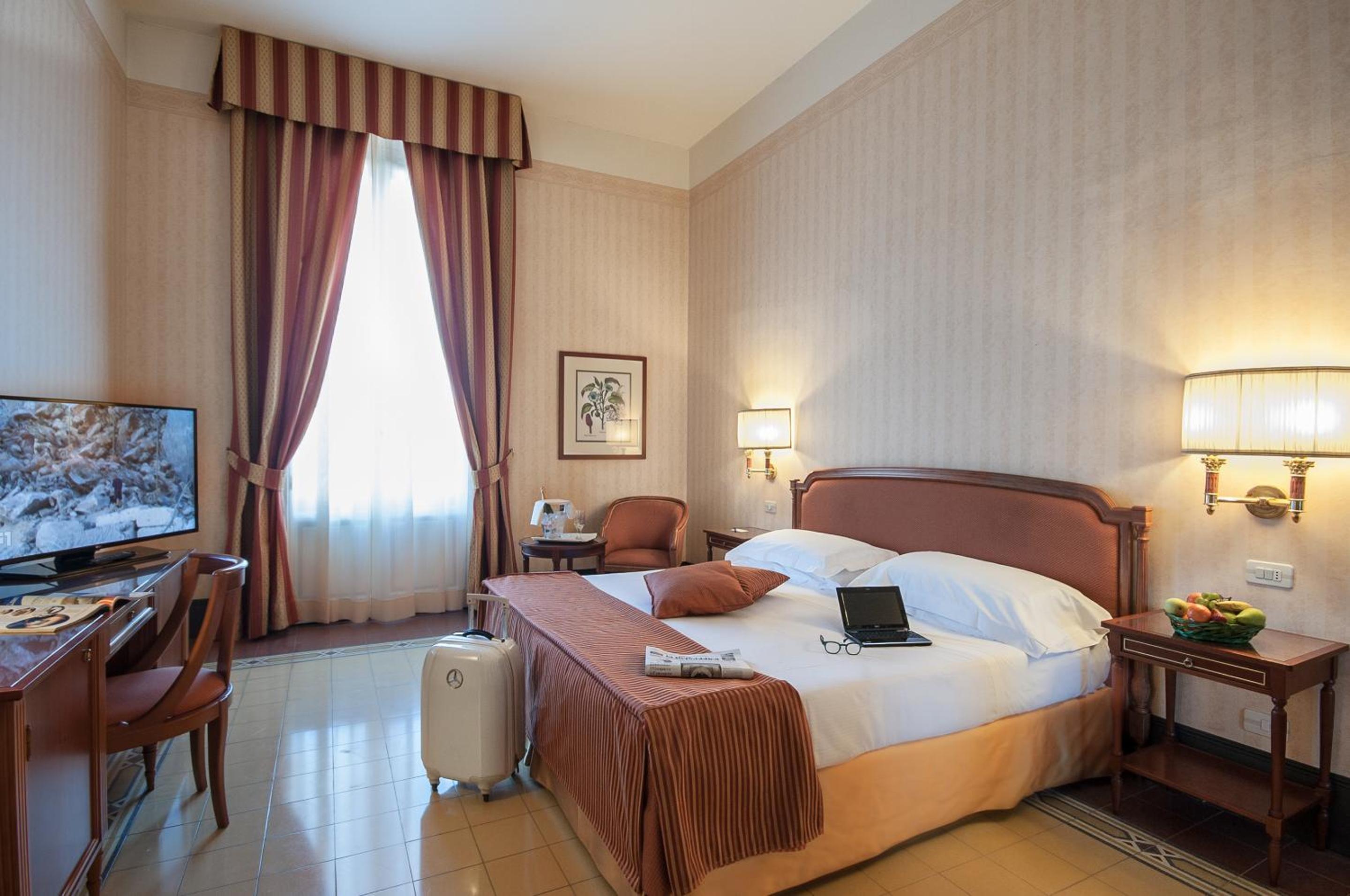 Double or Twin Room with Partial Sea View - Photo 3
