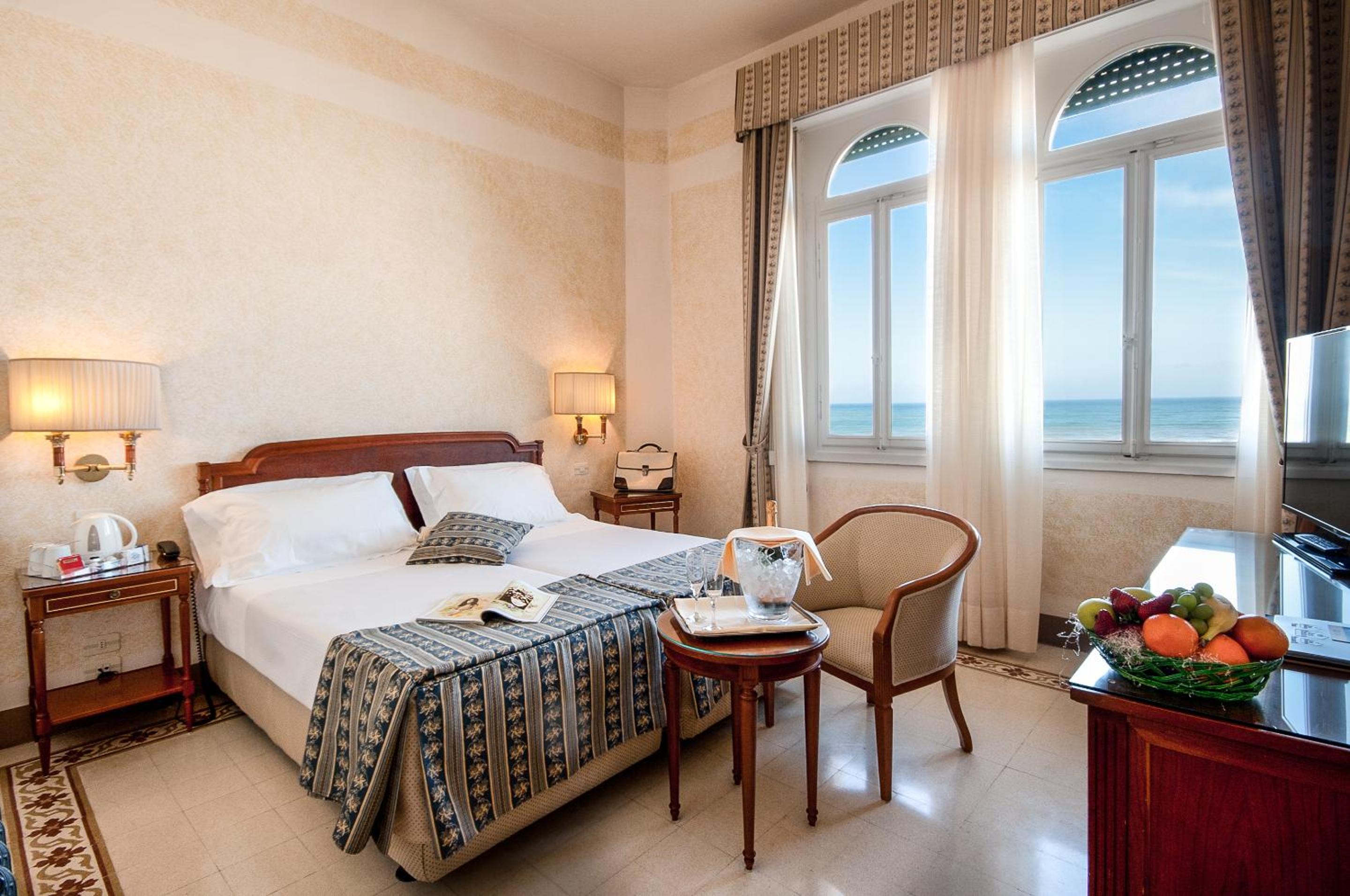 Double Room with Sea View - Photo 2