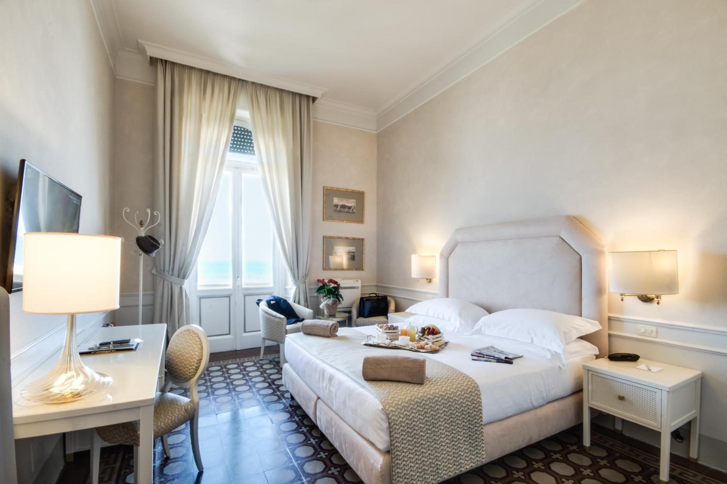 Double or Twin Room with Partial Sea View - Photo 1