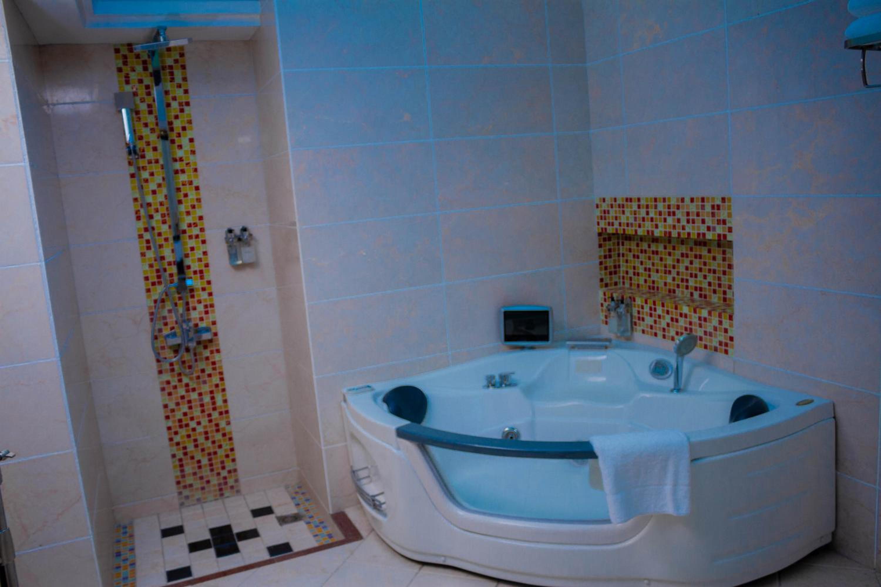 King Suite with Spa Bath - Non-Smoking photo 1