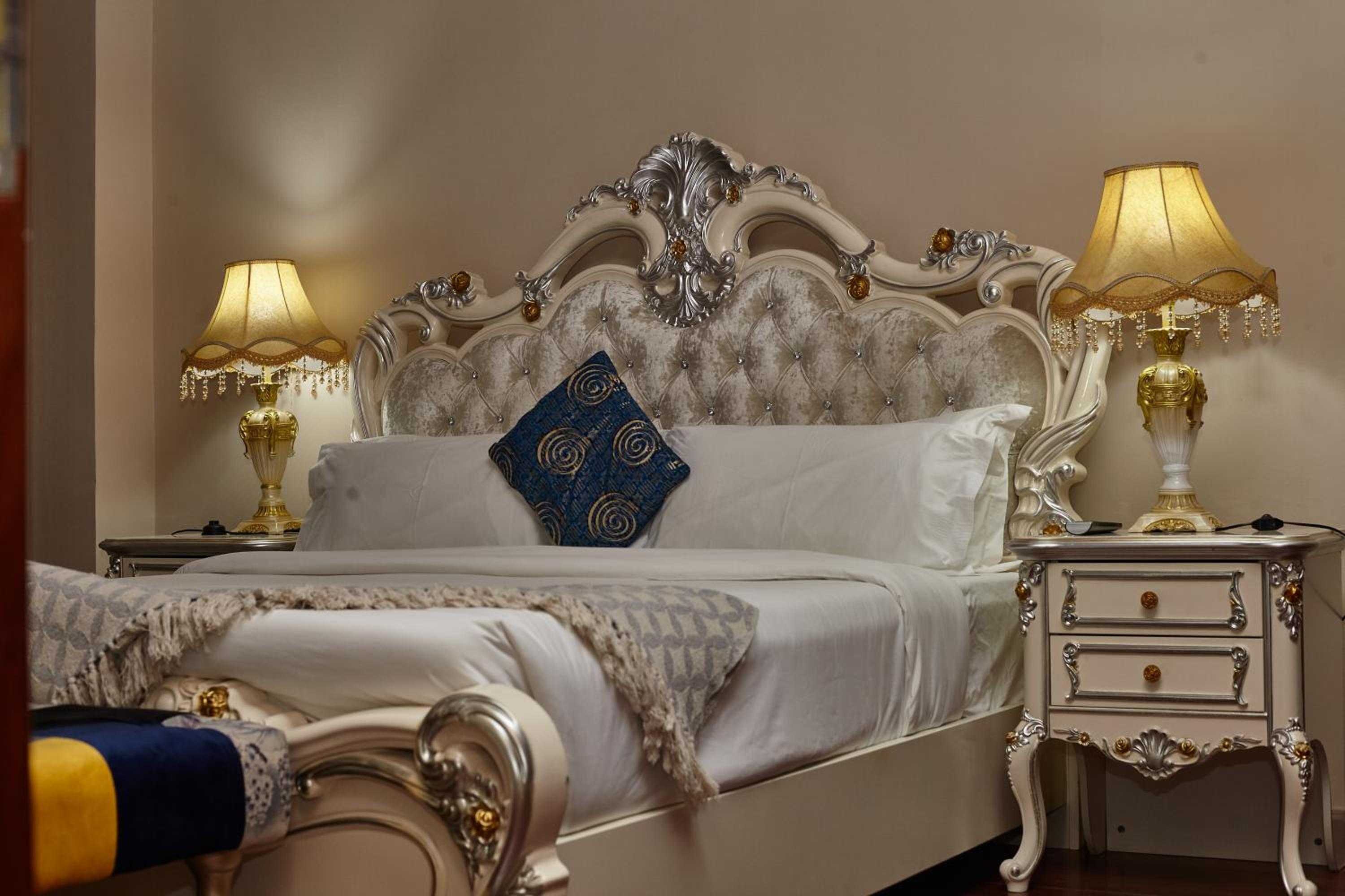 King Suite with Spa Bath - Non-Smoking photo 2