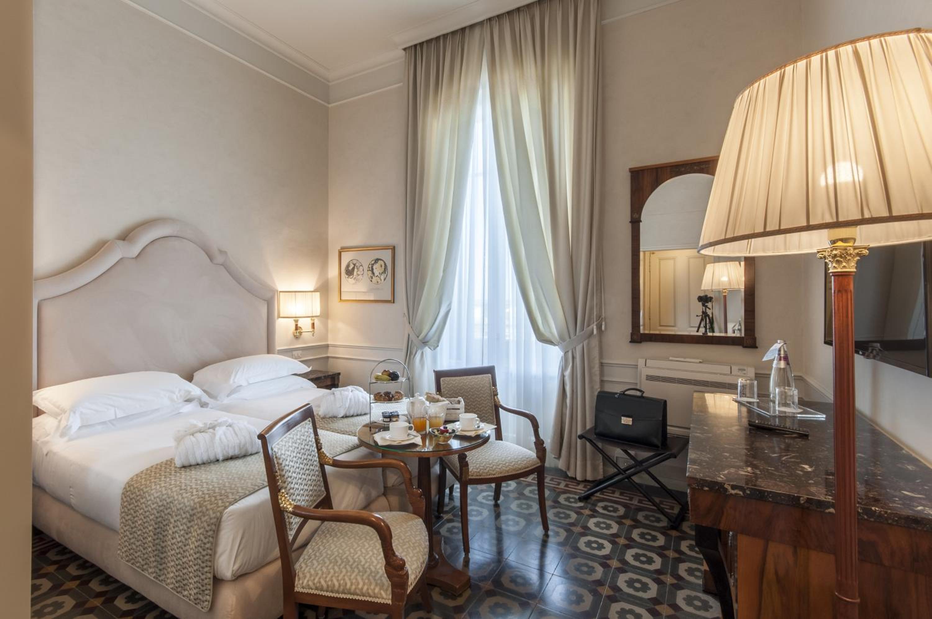 Double or Twin Room with Partial Sea View - Photo 2