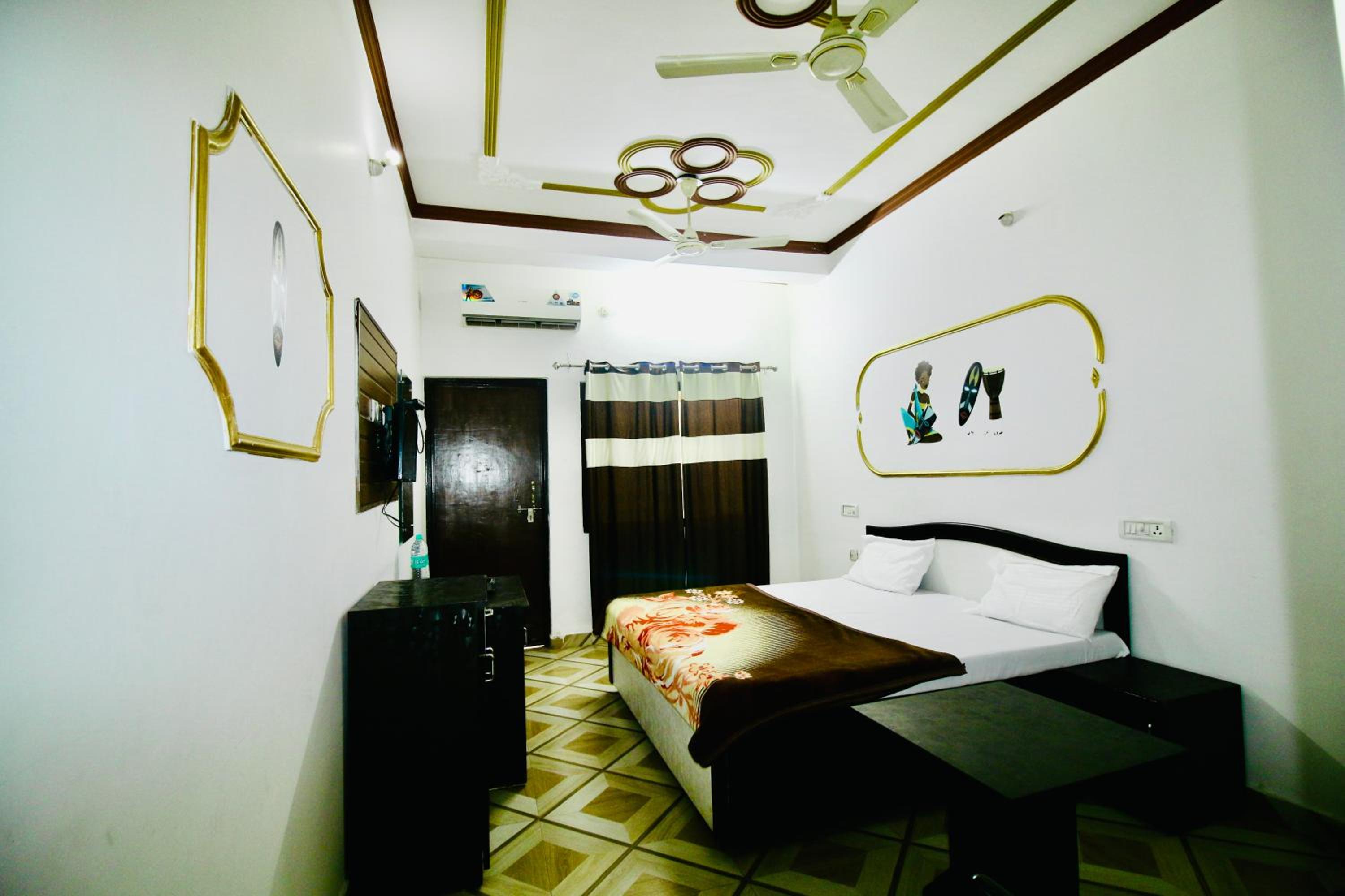 Deluxe Double Room (2 Adults + 1 Child)
