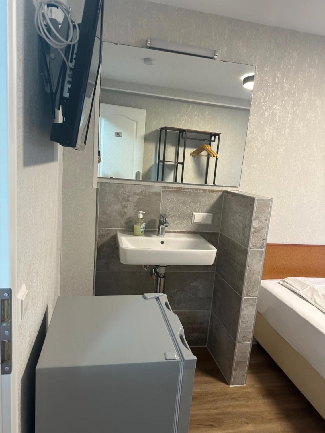 Single Room with Shared Shower and Toilet photo 2