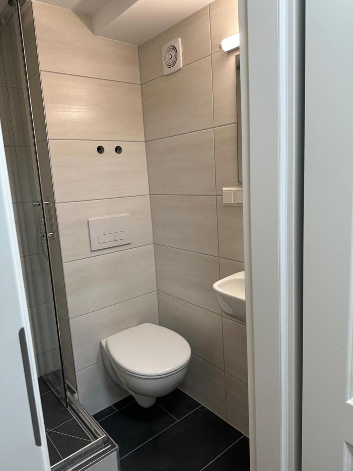 Single Room with Shared Shower and Toilet photo 3