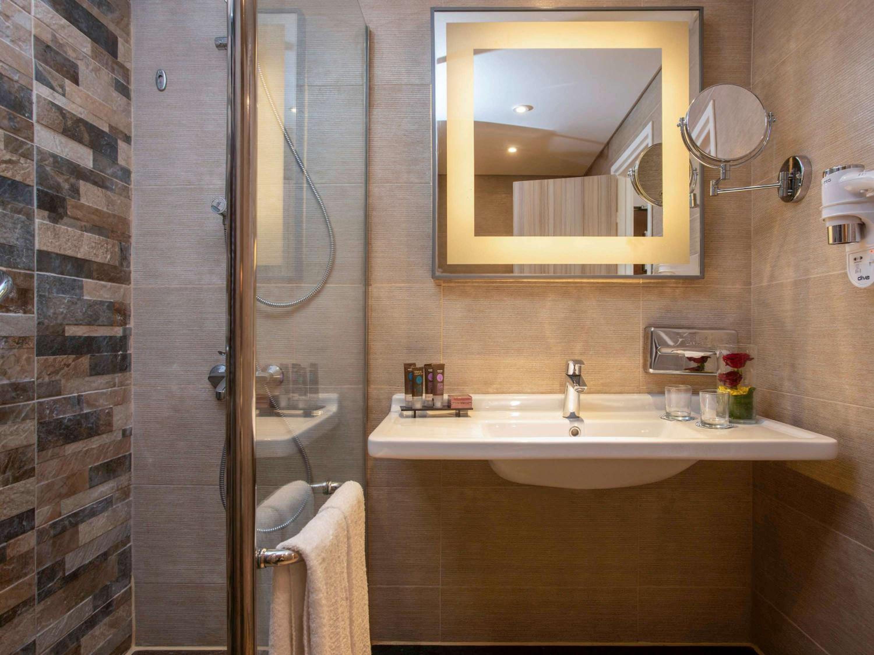 Superior Double Room thumbnail 6
