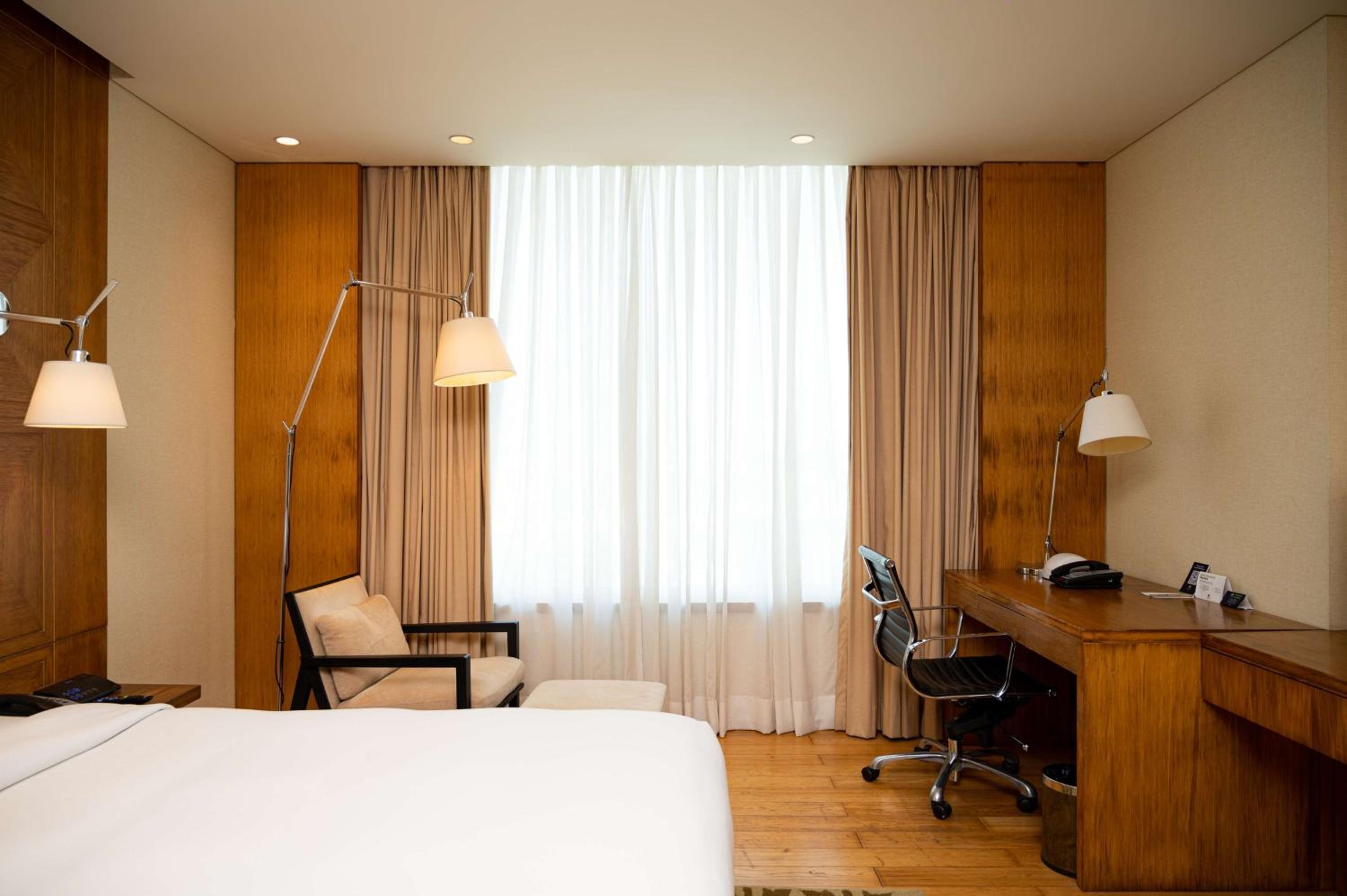 Executive King Suite with Lounge Access - Photo 1