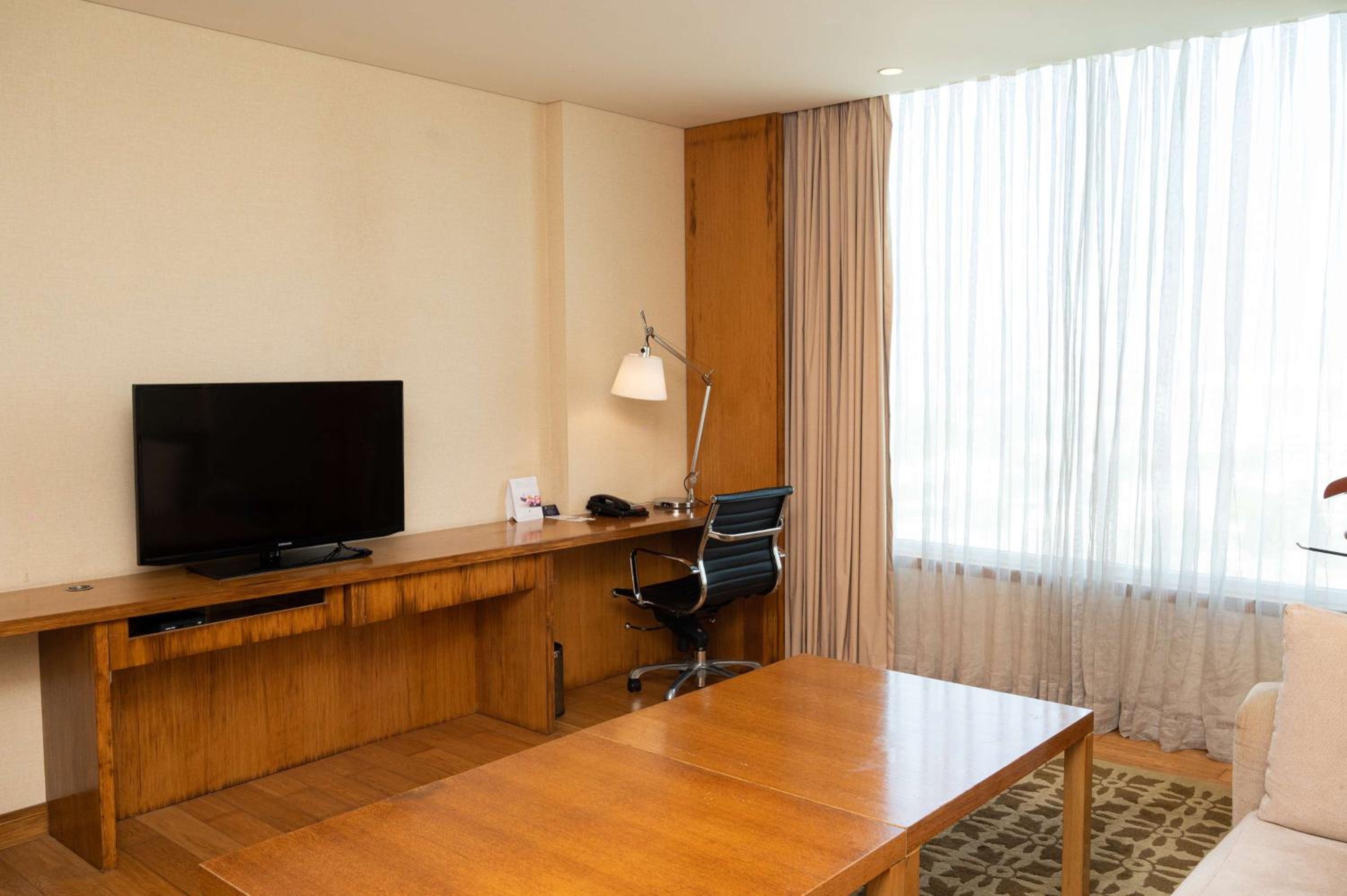 Executive King Suite with Lounge Access - Photo 14