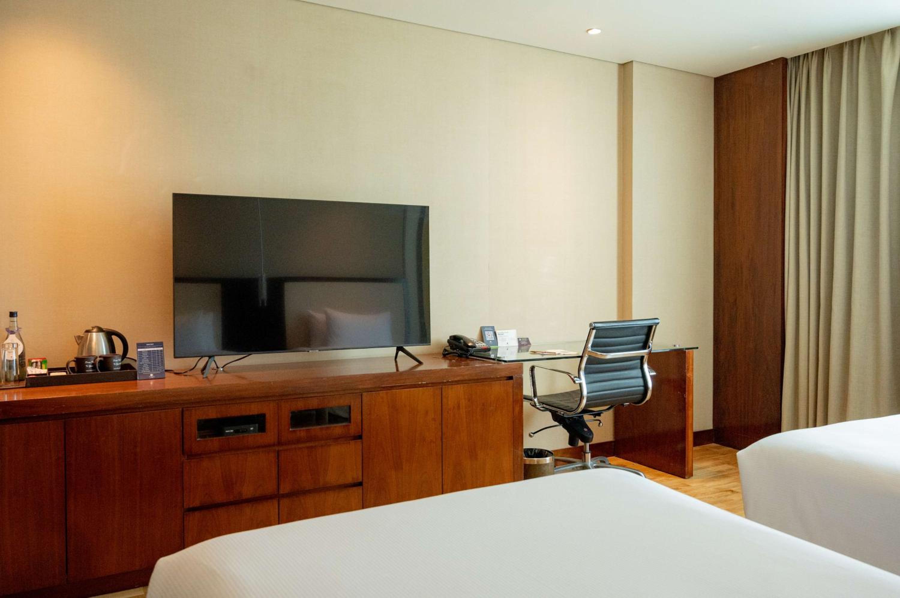Deluxe Room Twin Beds - Photo 1