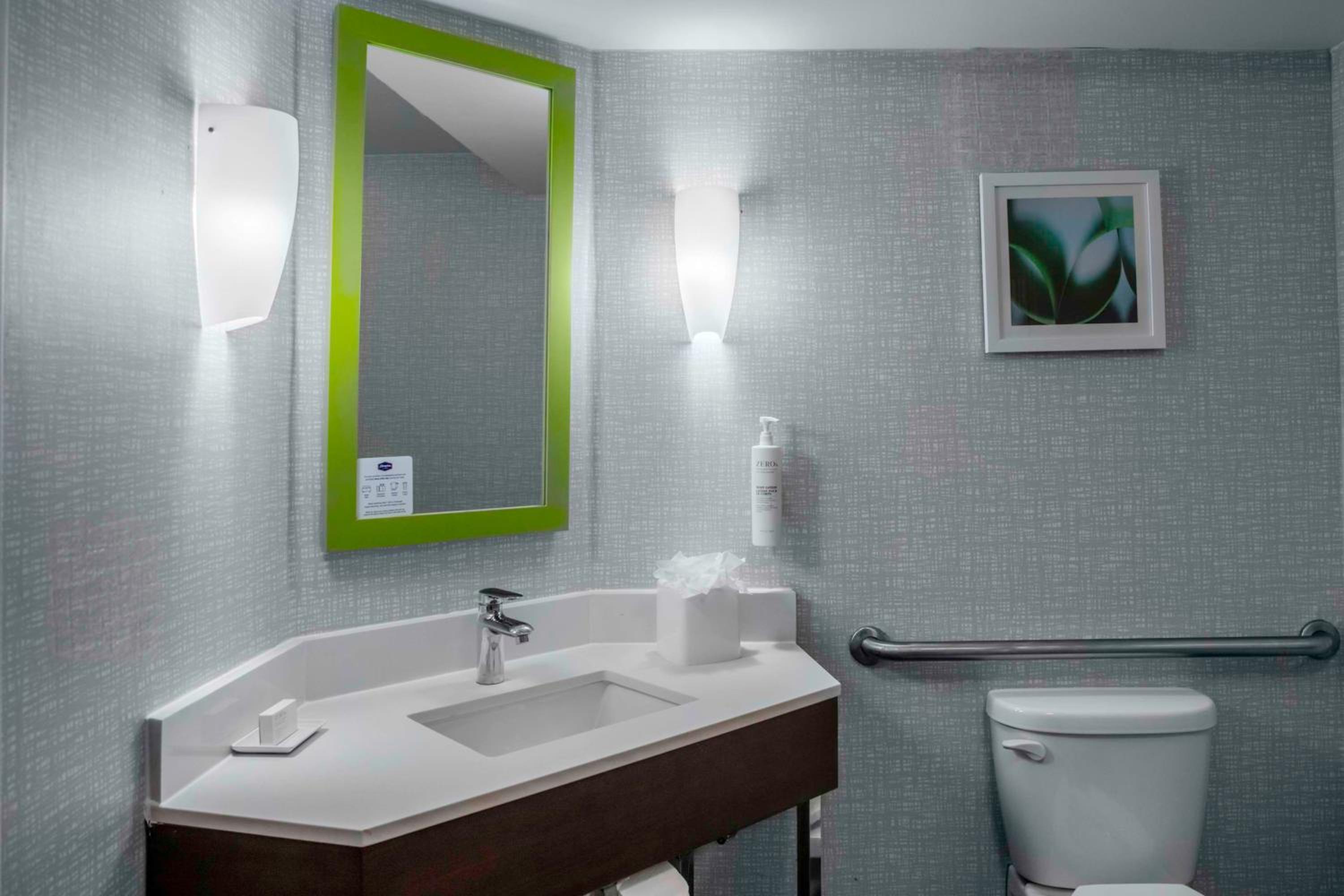 Double Room - Mobility/Hearing Access with Bathtub - Photo 3
