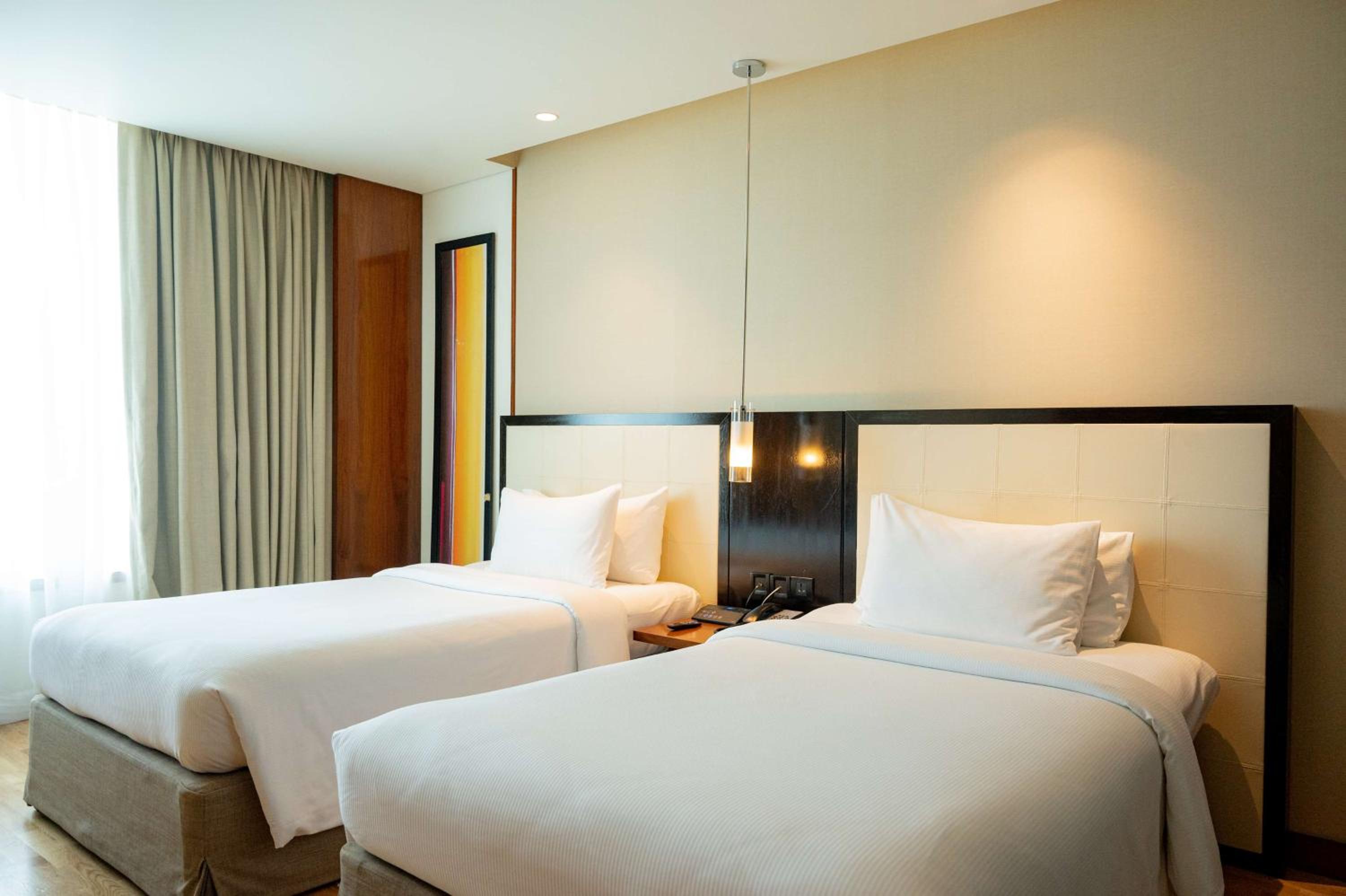 Deluxe Room Twin Beds - Photo 13