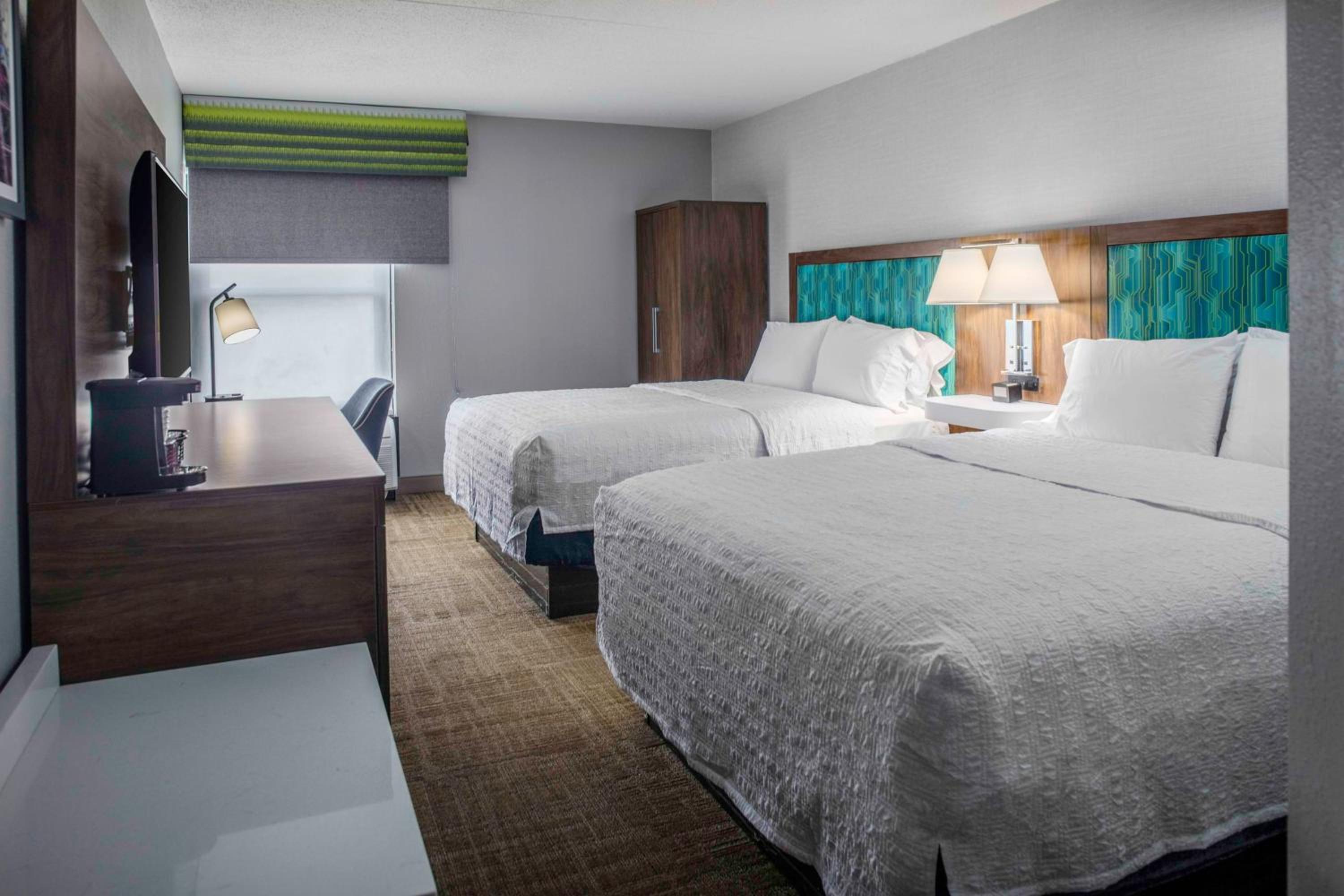 Queen with Two Queen Beds - Non-Smoking - Photo 2