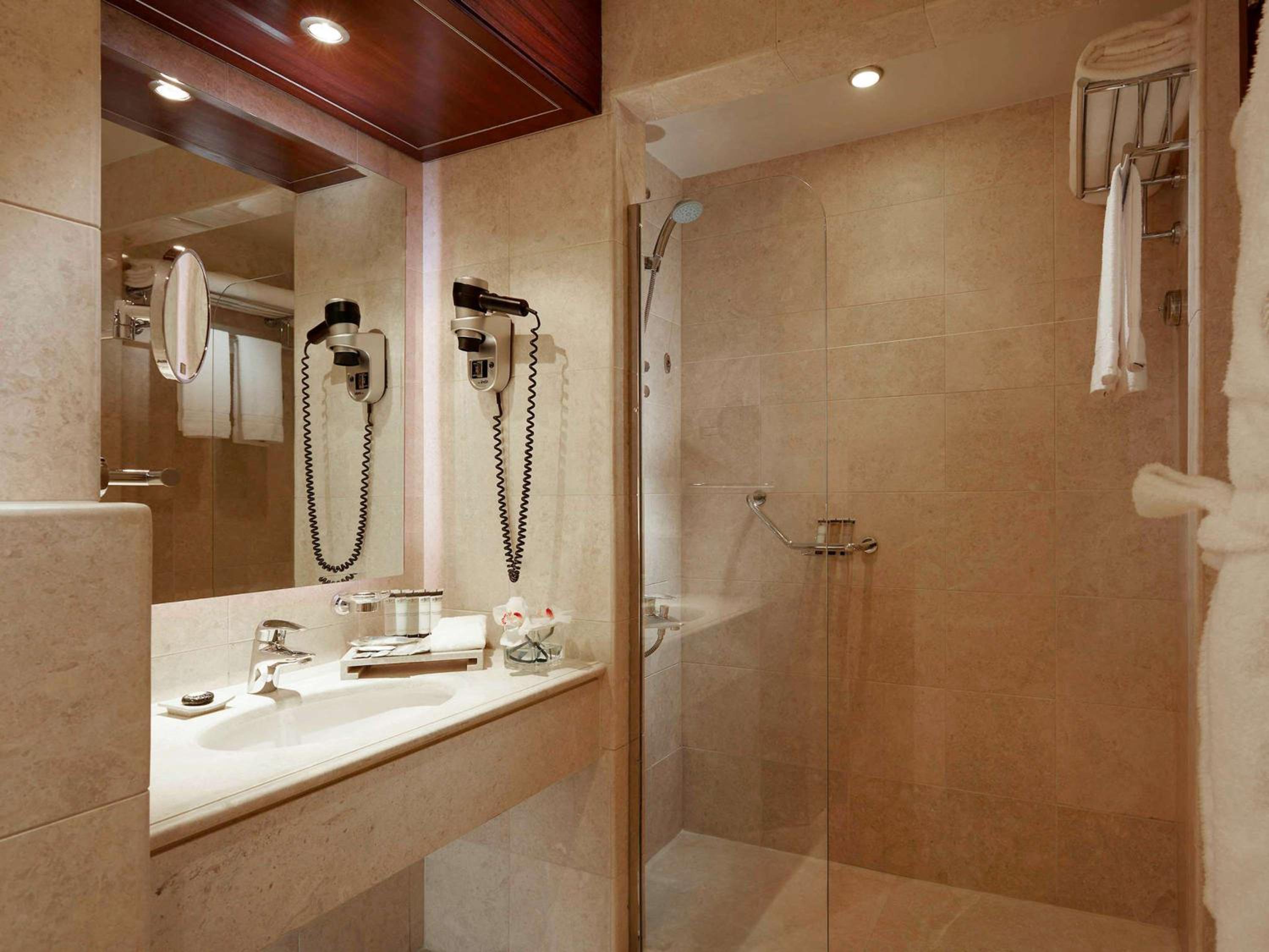 Superior King Room with City View photo 3