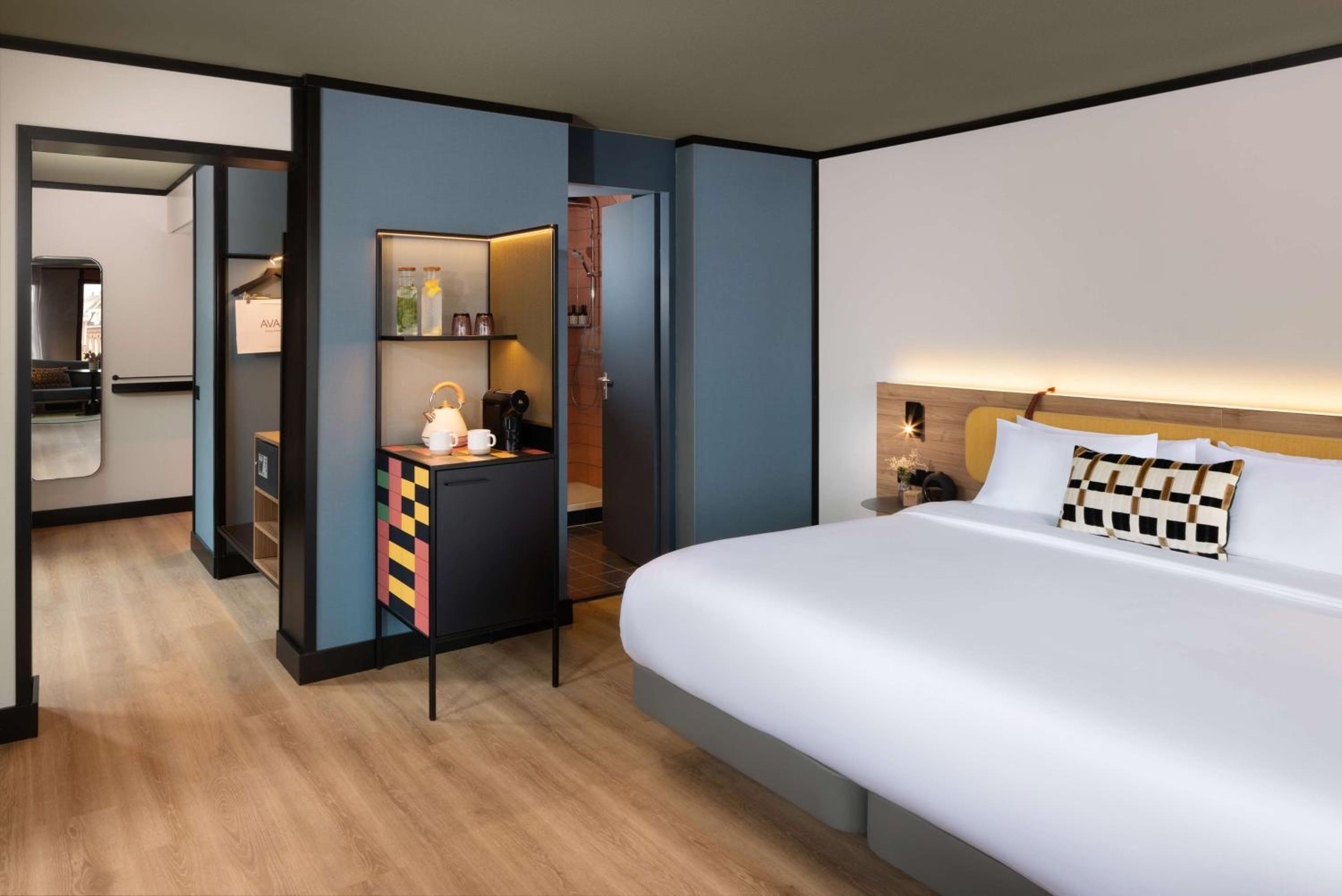Deluxe Panoramic Canal View Room with Extra Bed (2 Adults + 1 Child) photo 3