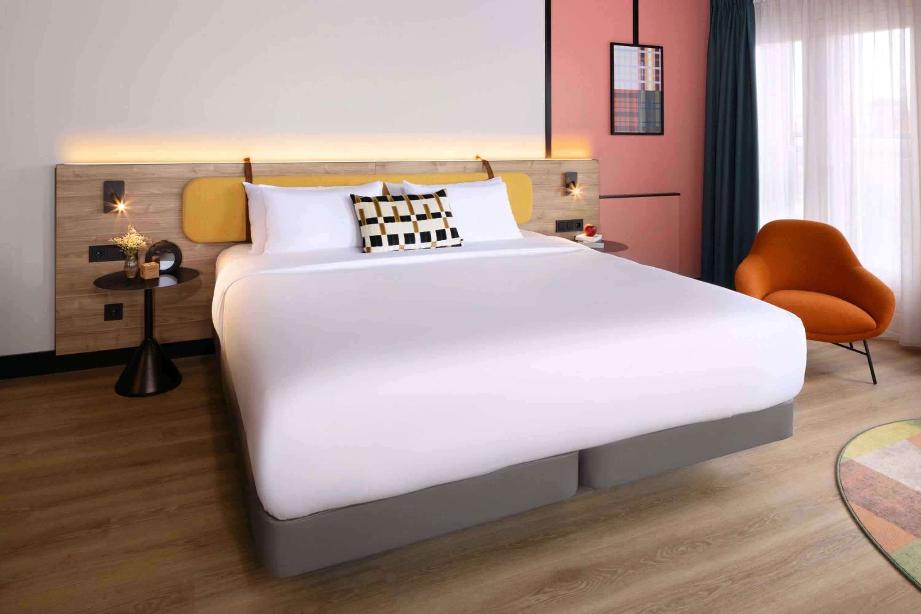 Deluxe Room with Canal View with Extra Bed (2 Adults + 1 Child)  photo 3