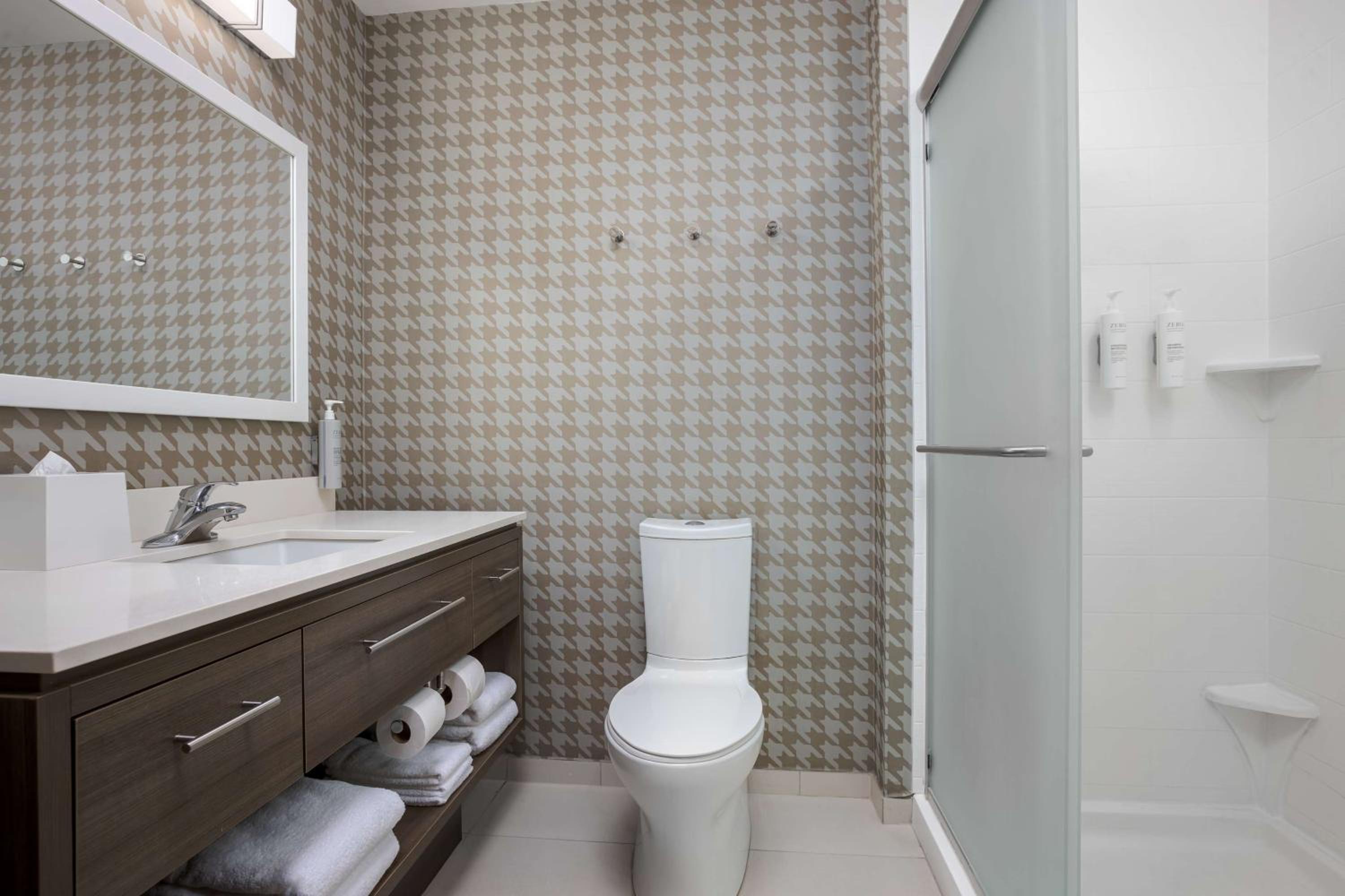 King Suite - Hearing Access/Non-Smoking photo 2
