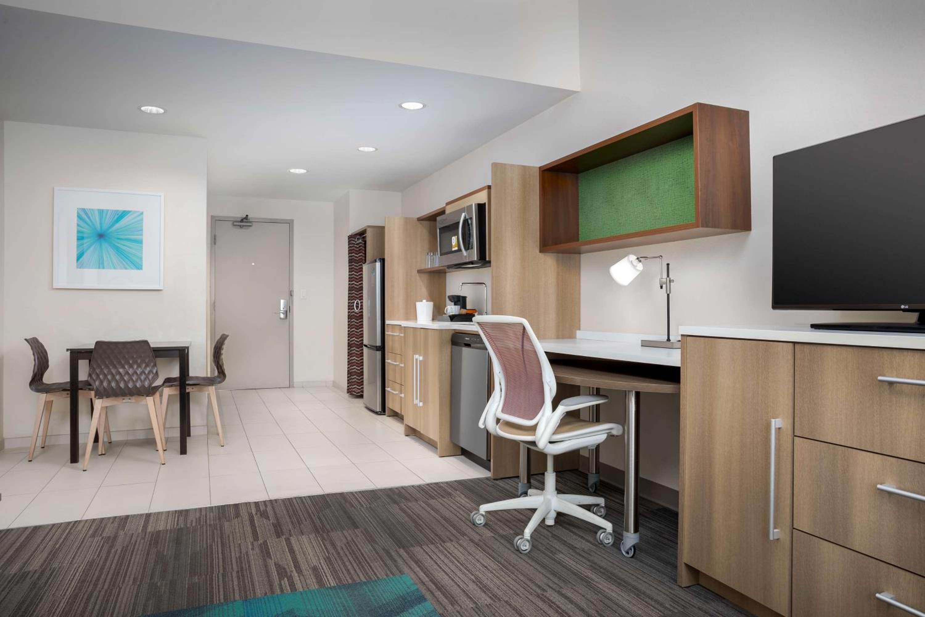 King Suite - Hearing Access/Non-Smoking photo 3