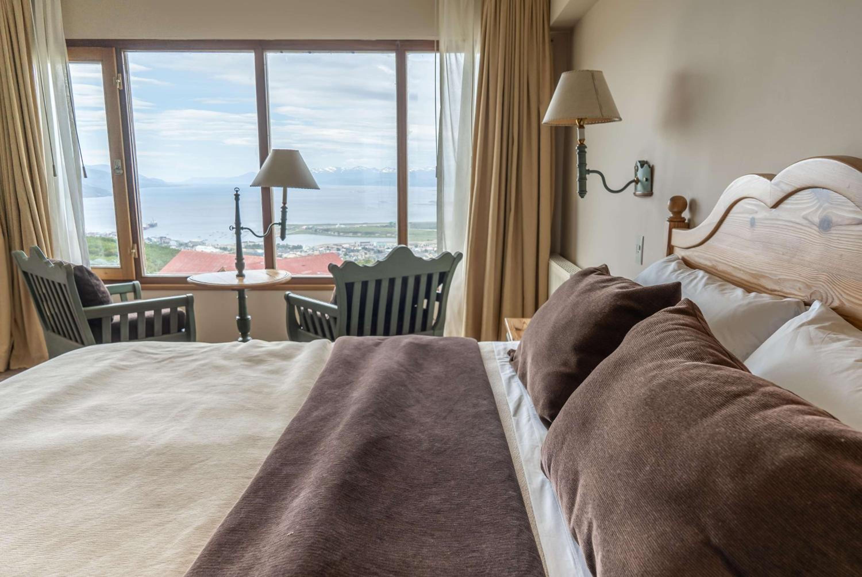 Standard King Room with Glacier View