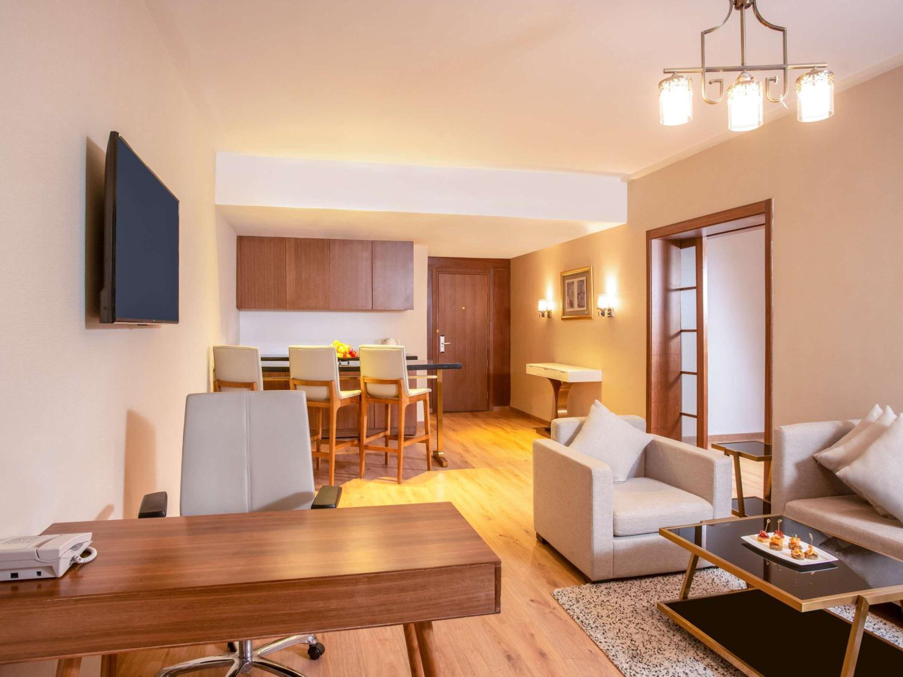 Executive Suite thumbnail 6