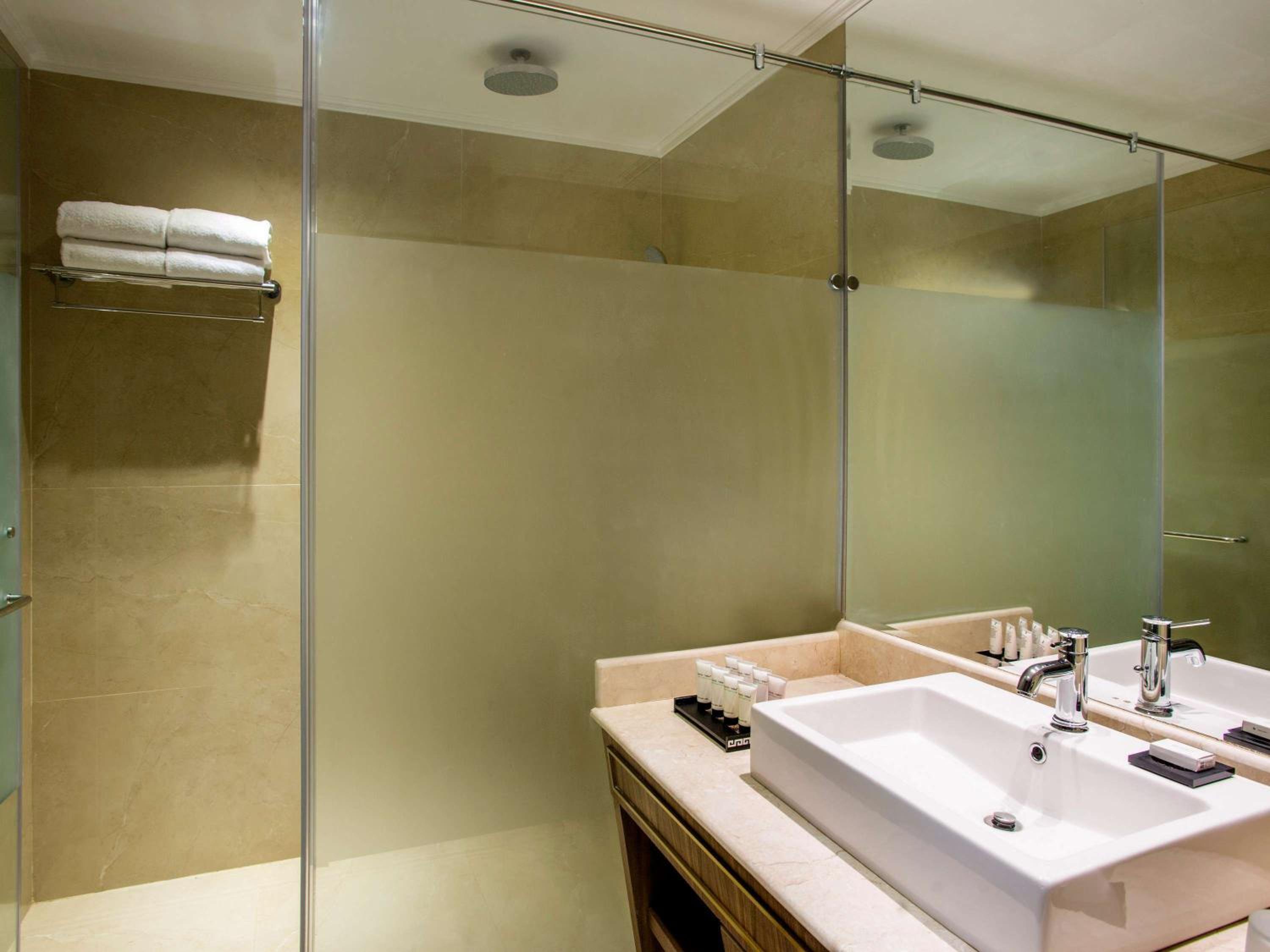 Executive Twin Room thumbnail 6