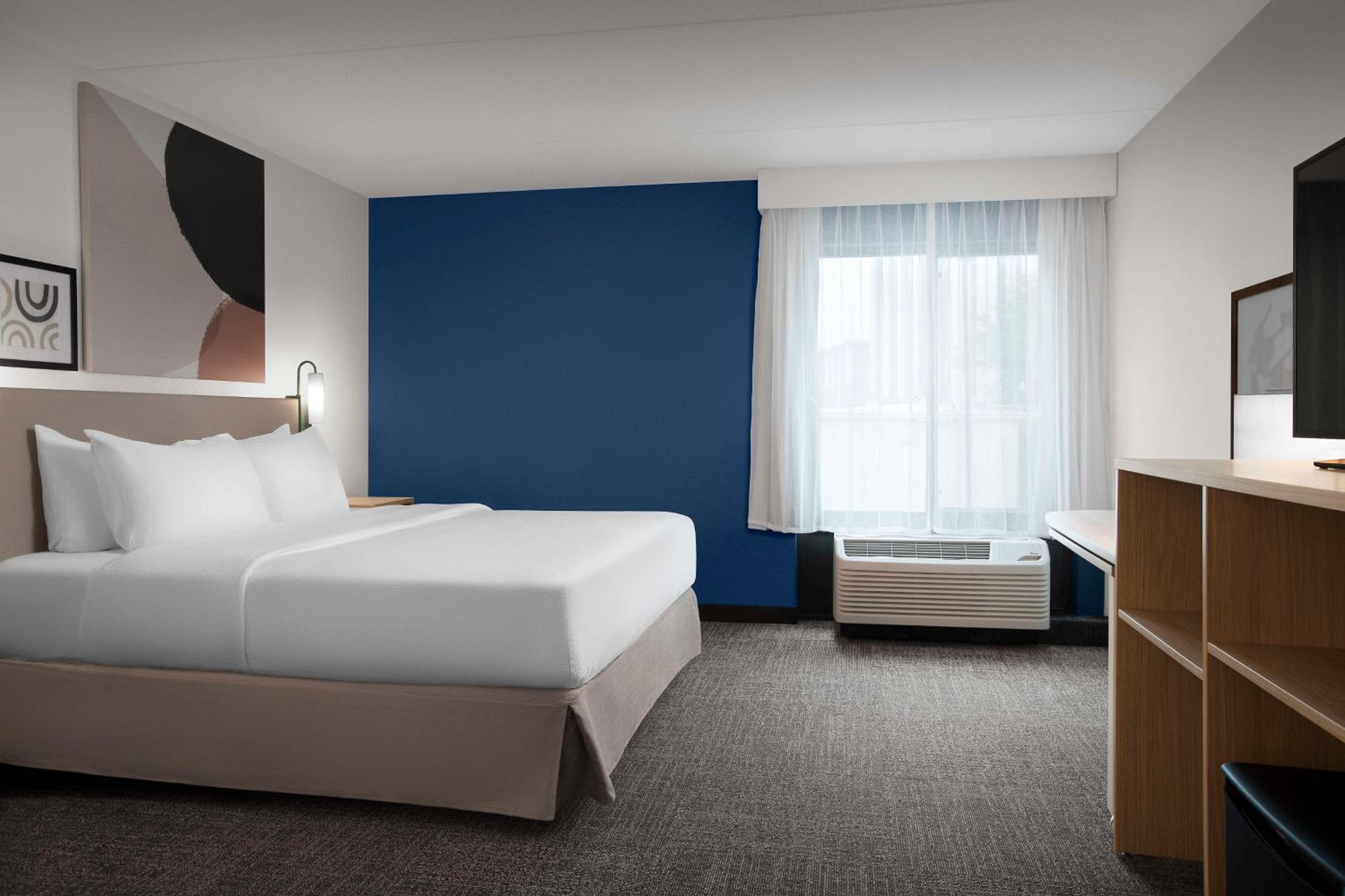 King Room with Sofa Bed - Hearing Accessible - Photo 3